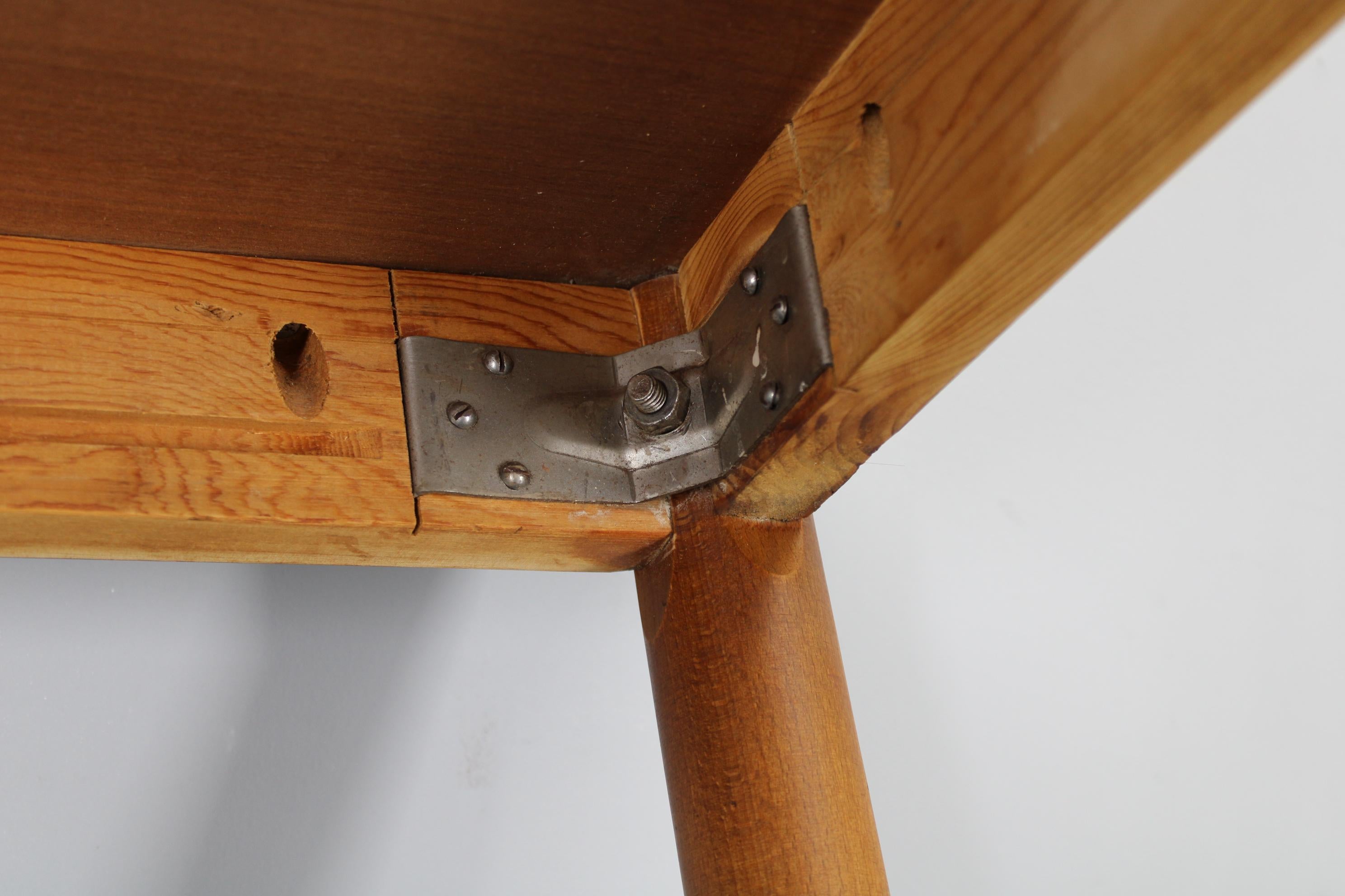 Tavolo da pranzo danese di metà secolo in teak con gambe in beeche massiccio, circa 1960 in vendita 5