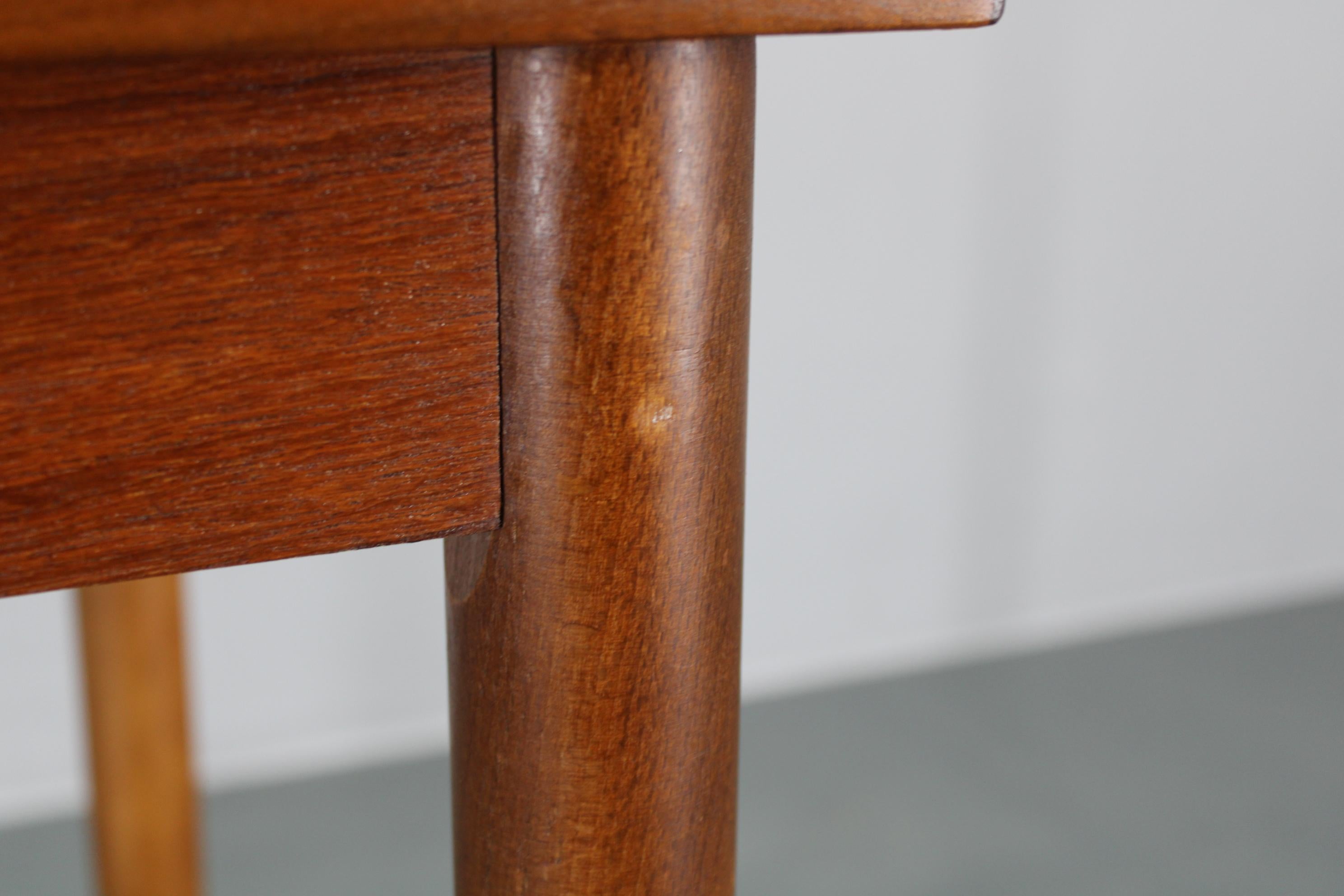 Tavolo da pranzo danese di metà secolo in teak con gambe in beeche massiccio, circa 1960 in vendita 6