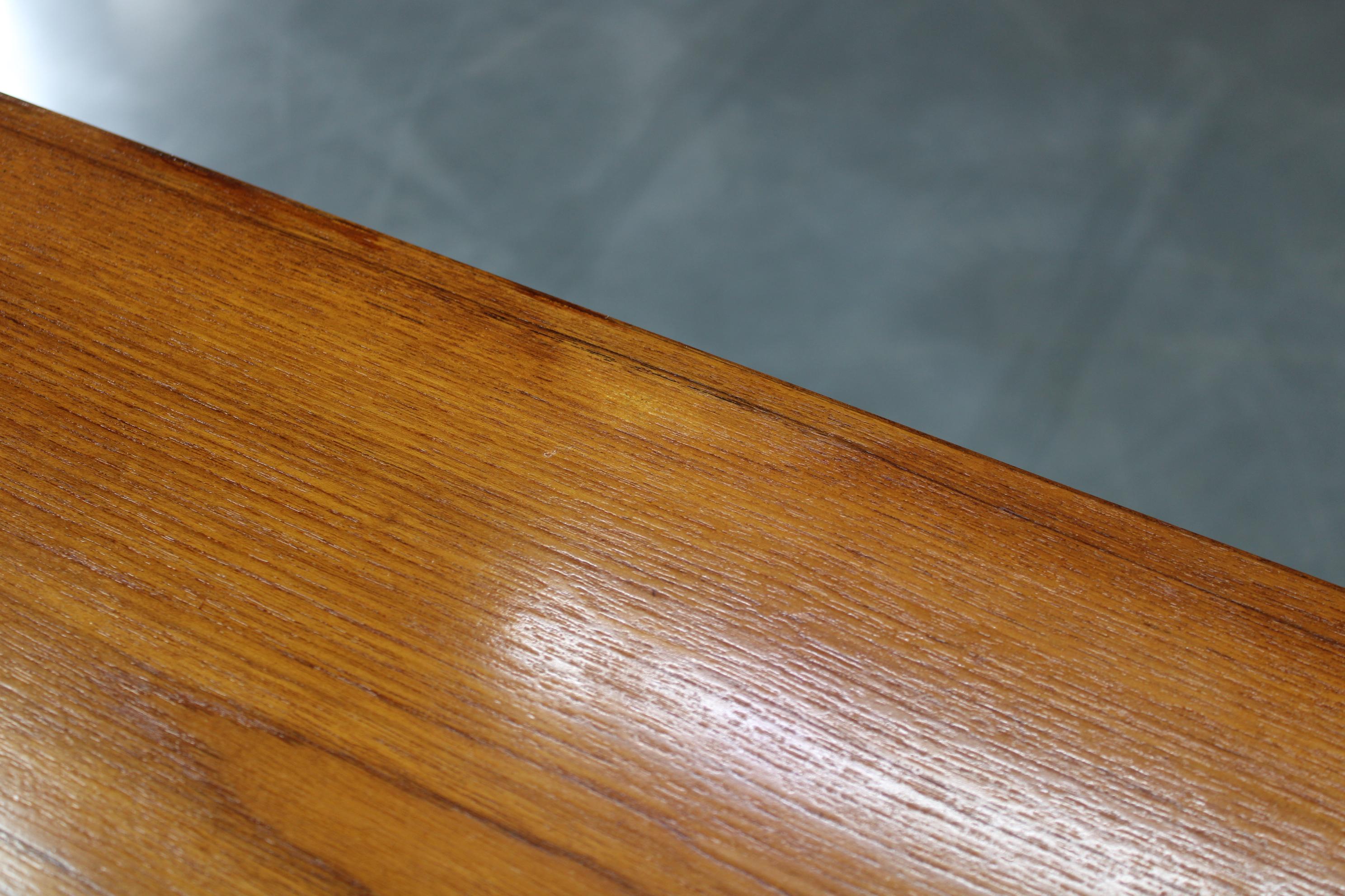 Tavolo da pranzo danese di metà secolo in teak con gambe in beeche massiccio, circa 1960 in vendita 7