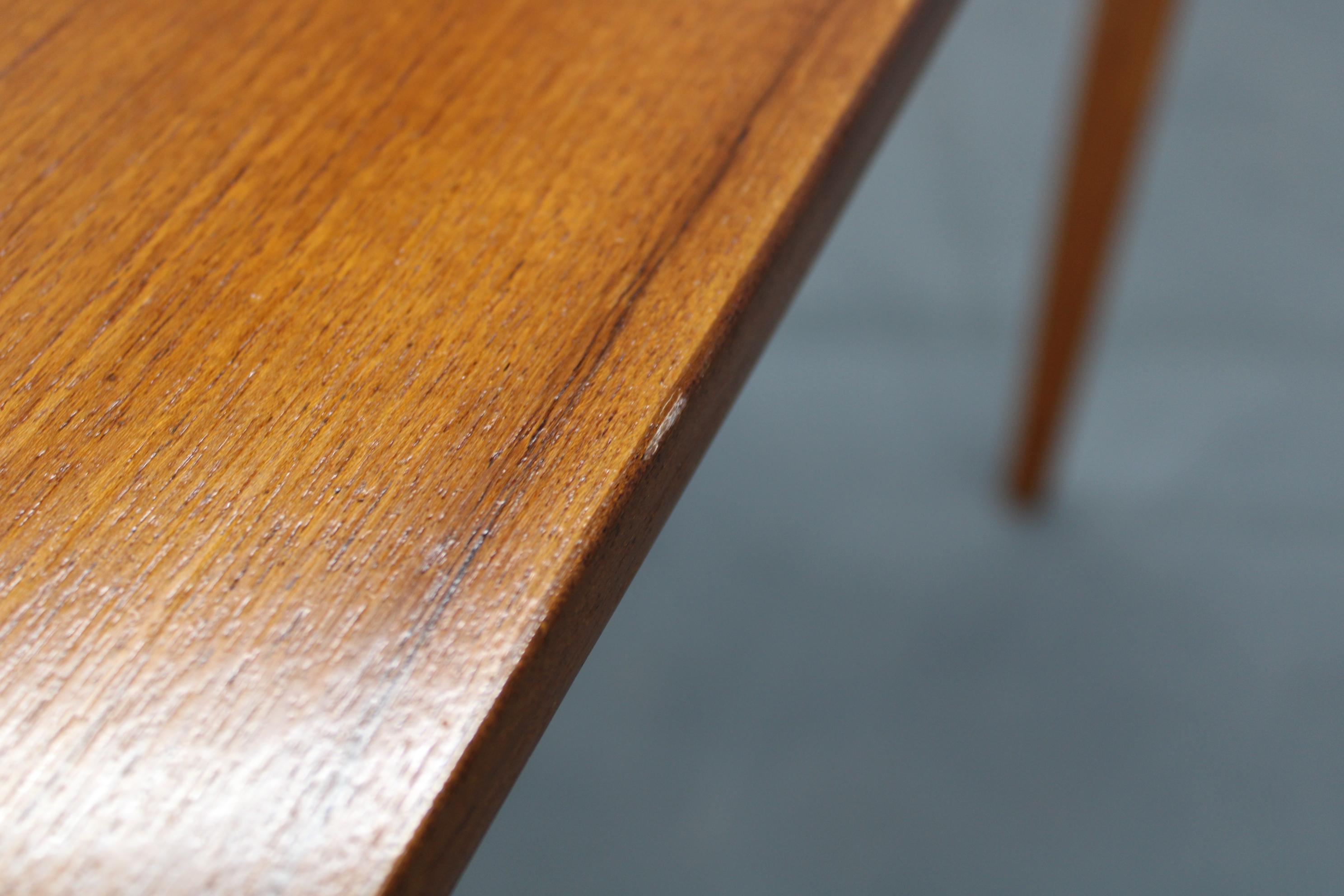 Tavolo da pranzo danese di metà secolo in teak con gambe in beeche massiccio, circa 1960 in vendita 8