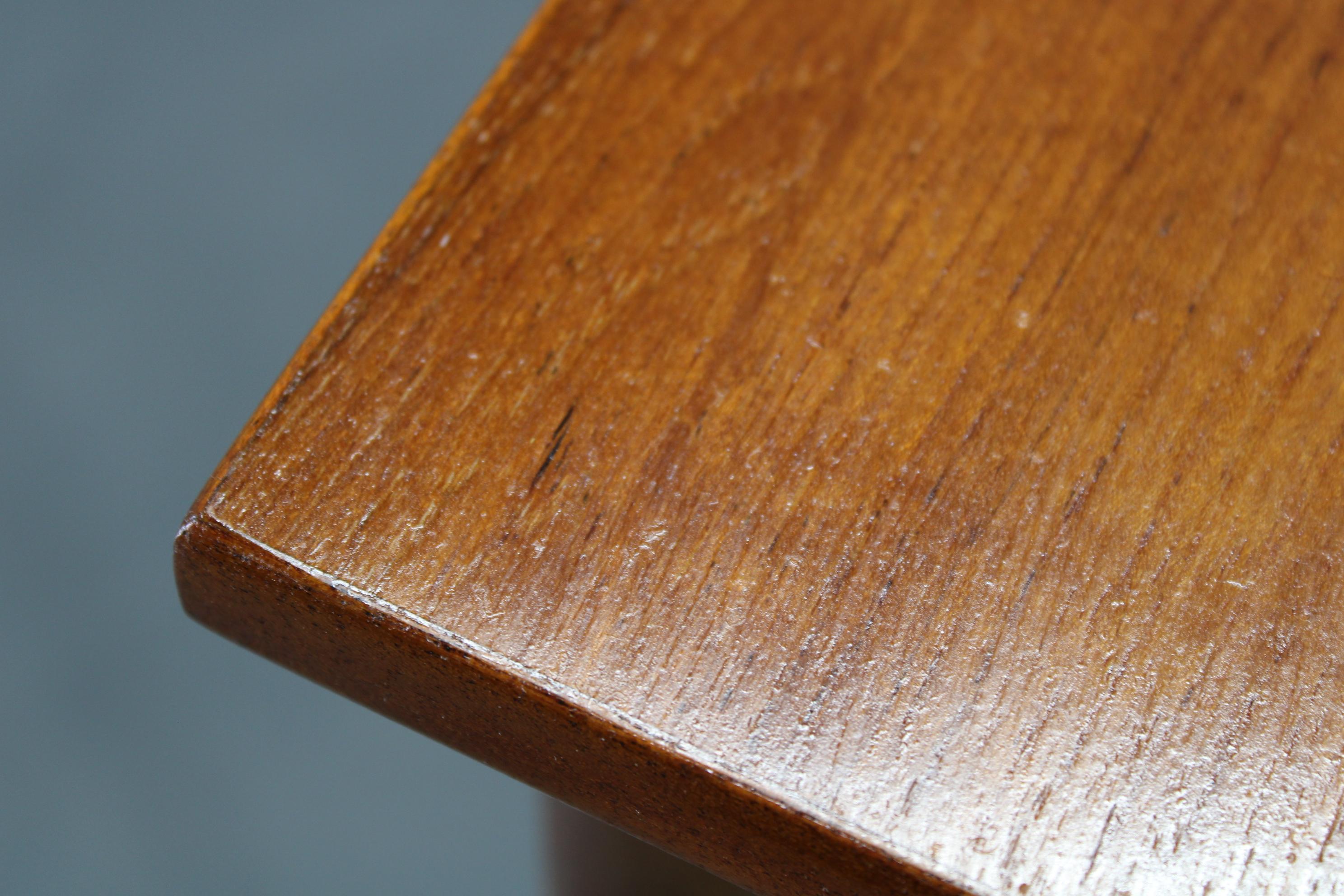 Tavolo da pranzo danese di metà secolo in teak con gambe in beeche massiccio, circa 1960 in vendita 9