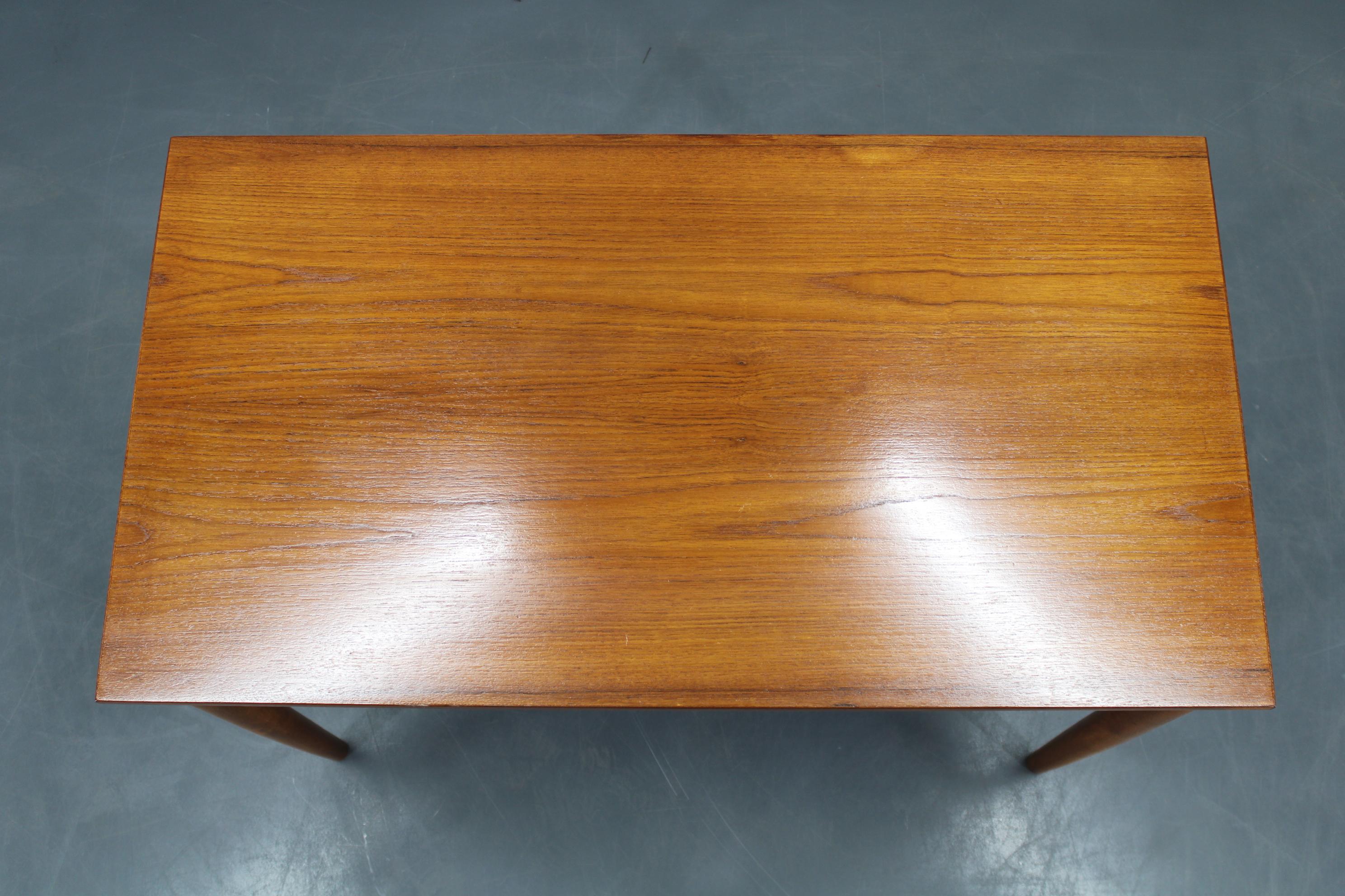 Mid-Century moderno Tavolo da pranzo danese di metà secolo in teak con gambe in beeche massiccio, circa 1960 in vendita