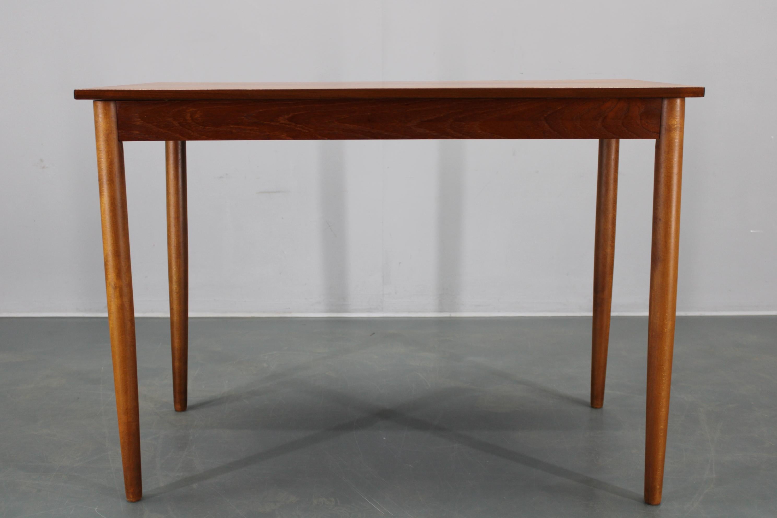 Danese Tavolo da pranzo danese di metà secolo in teak con gambe in beeche massiccio, circa 1960 in vendita