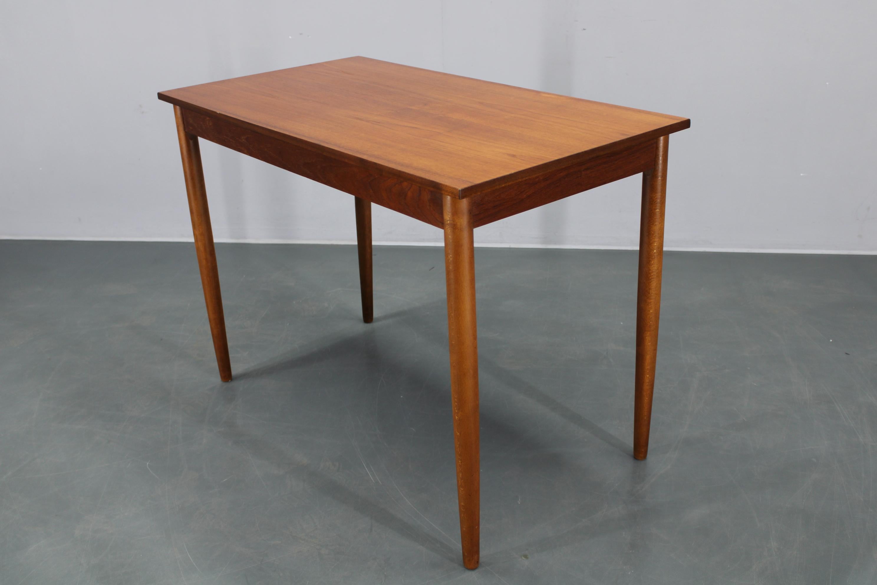 Tavolo da pranzo danese di metà secolo in teak con gambe in beeche massiccio, circa 1960 In condizioni buone in vendita a Praha, CZ