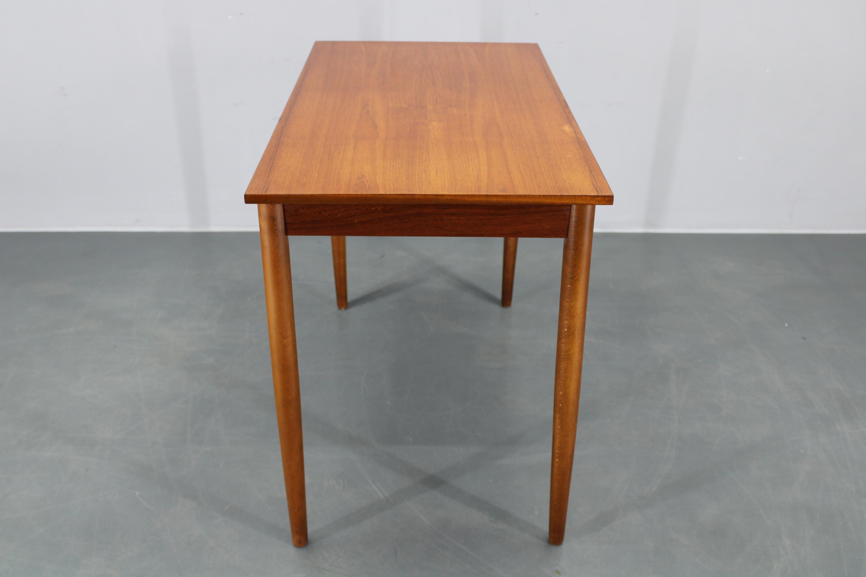 XX secolo Tavolo da pranzo danese di metà secolo in teak con gambe in beeche massiccio, circa 1960 in vendita