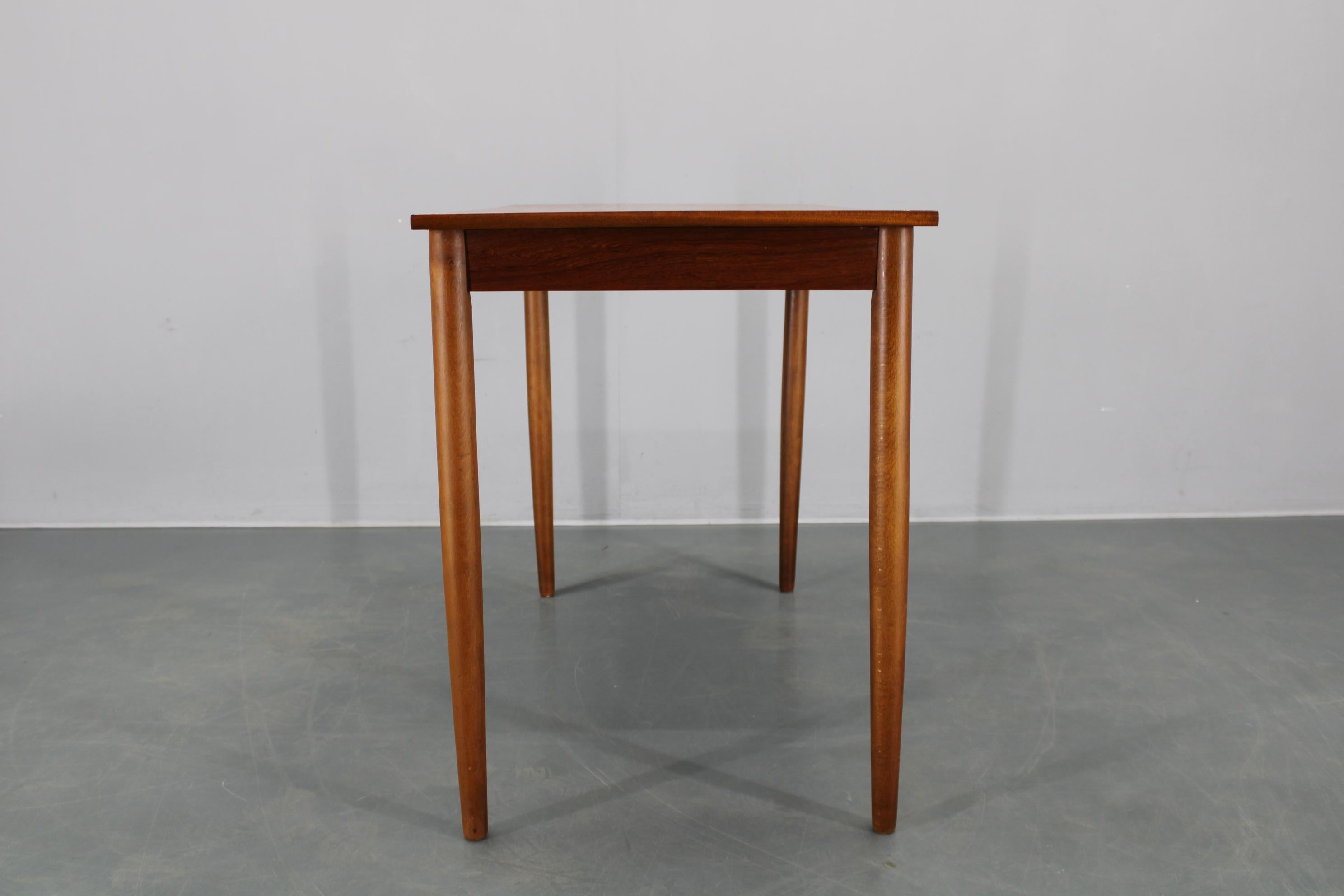 Legno Tavolo da pranzo danese di metà secolo in teak con gambe in beeche massiccio, circa 1960 in vendita