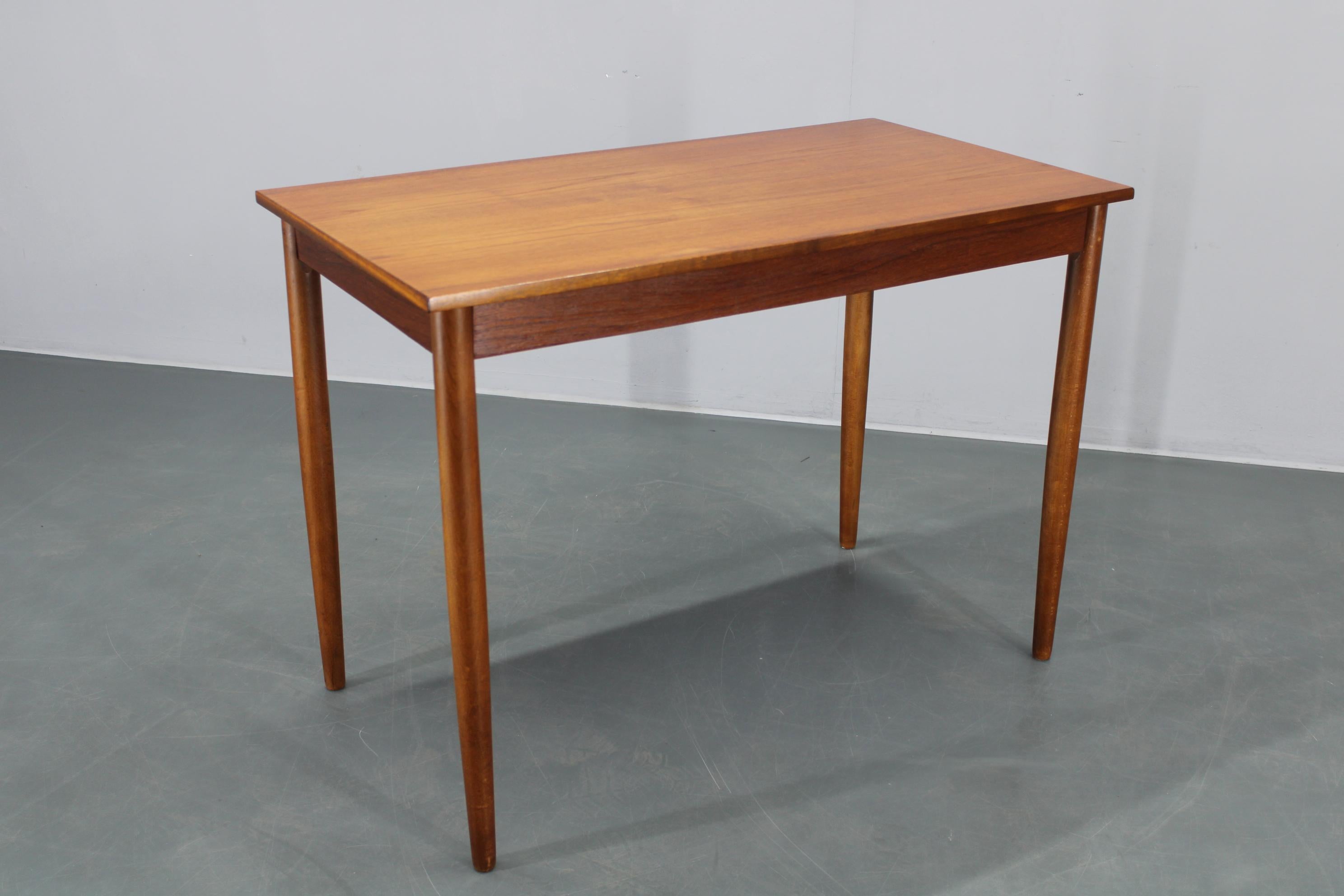 Tavolo da pranzo danese di metà secolo in teak con gambe in beeche massiccio, circa 1960 in vendita 1