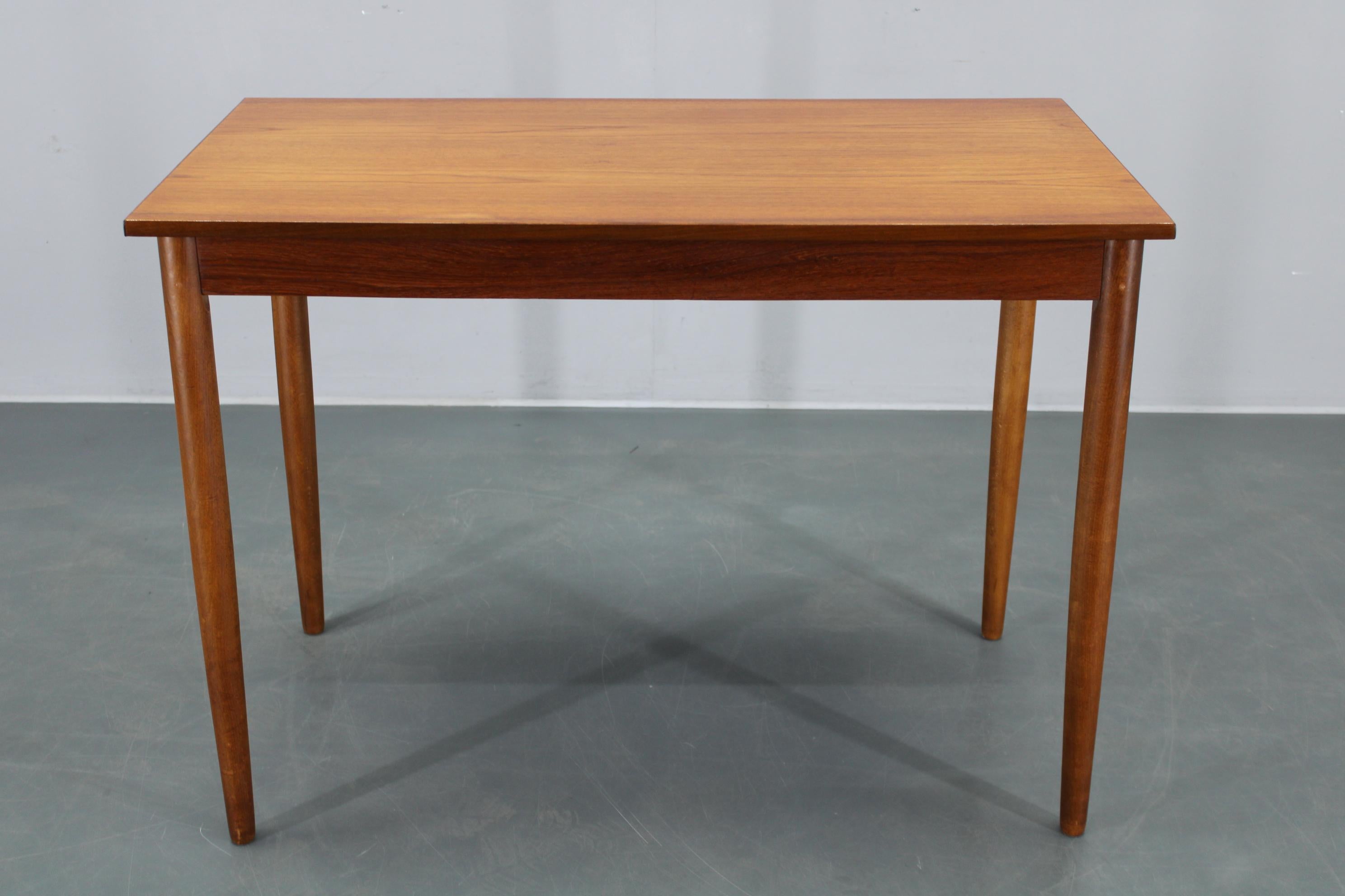 Tavolo da pranzo danese di metà secolo in teak con gambe in beeche massiccio, circa 1960 in vendita 2