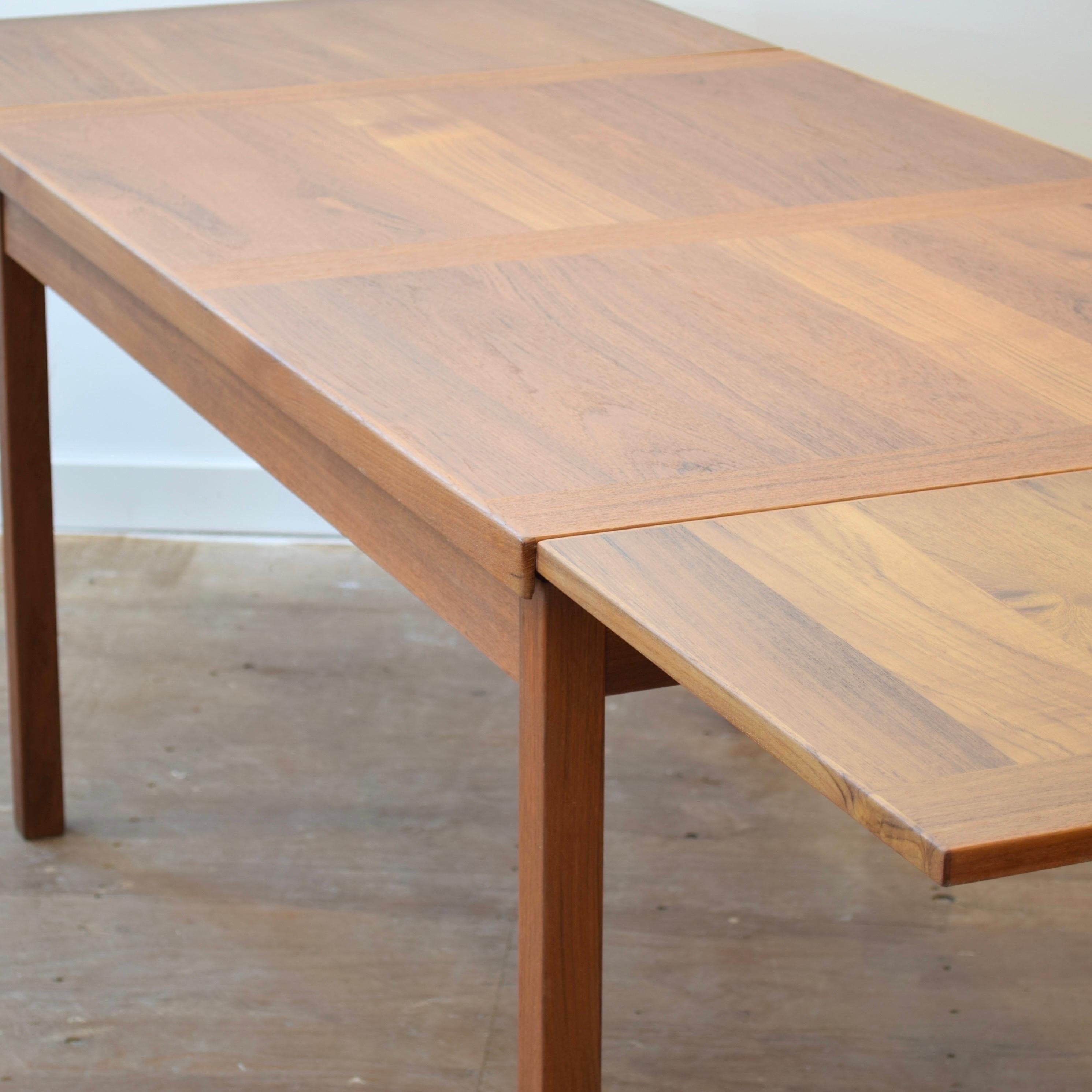 Mid Century Danish Teak Draw Leaf Dining Table (Moderne der Mitte des Jahrhunderts) im Angebot