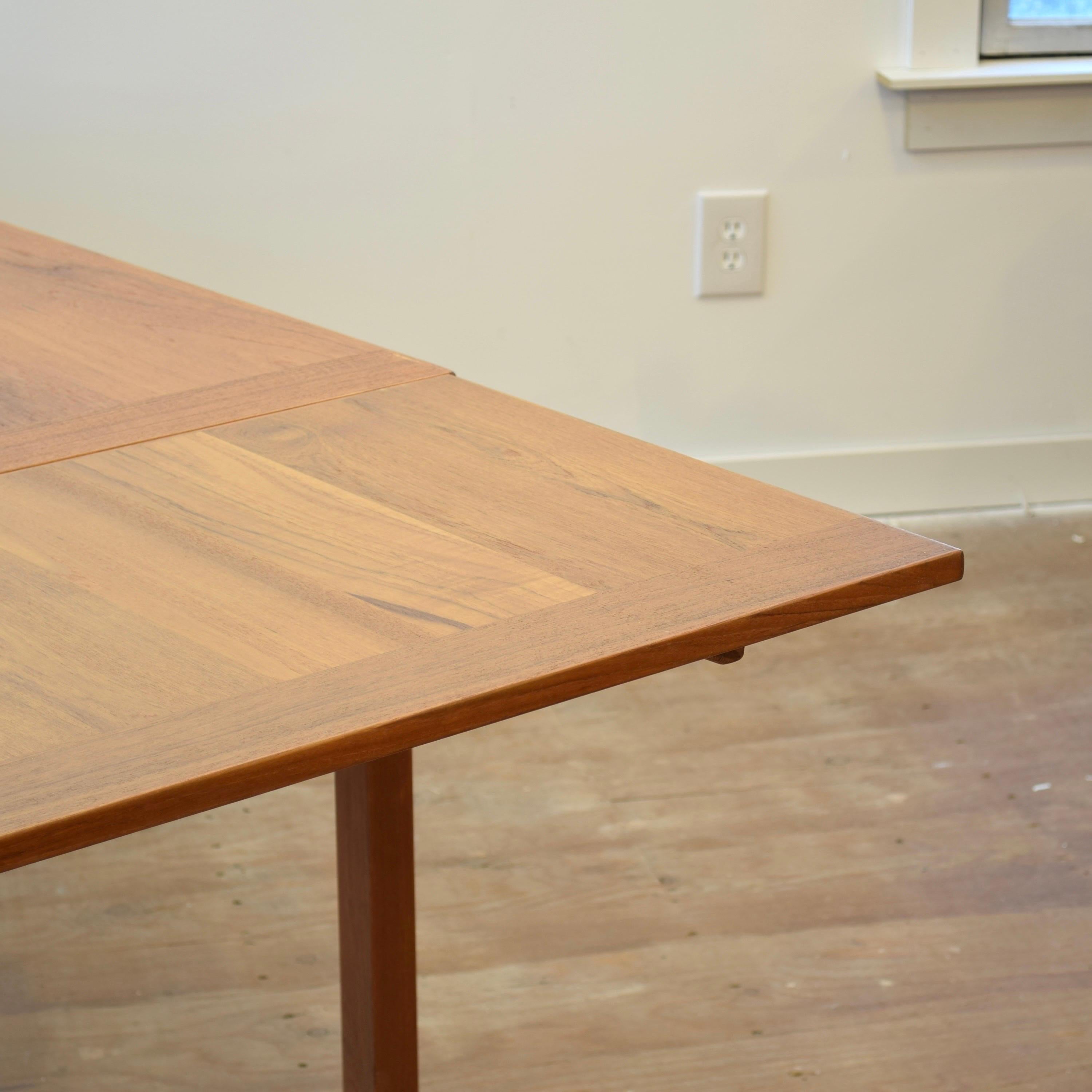 Mid Century Danish Teak Draw Leaf Dining Table In Good Condition For Sale In Puslinch, ON