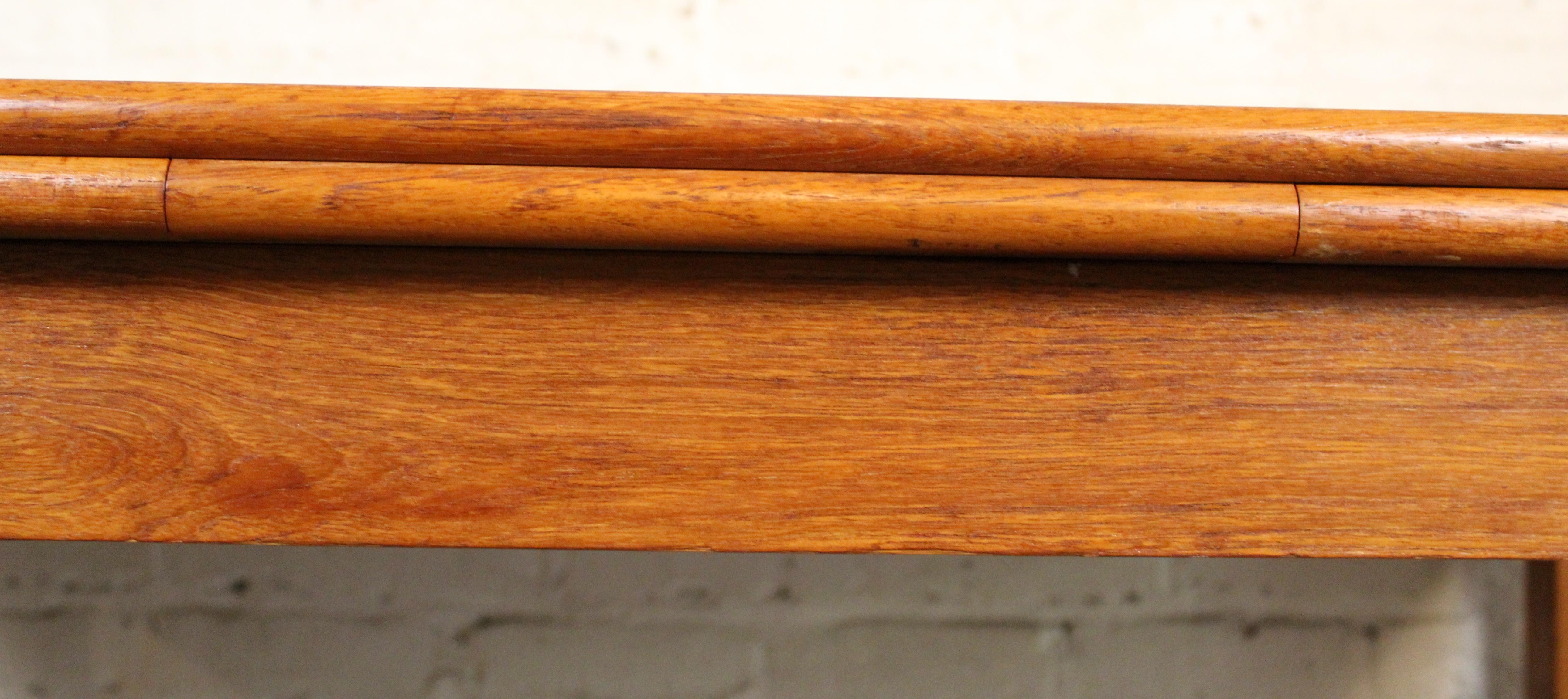 Mesa danesa de madera de teca de mediados de siglo con hoja extensible en venta 2