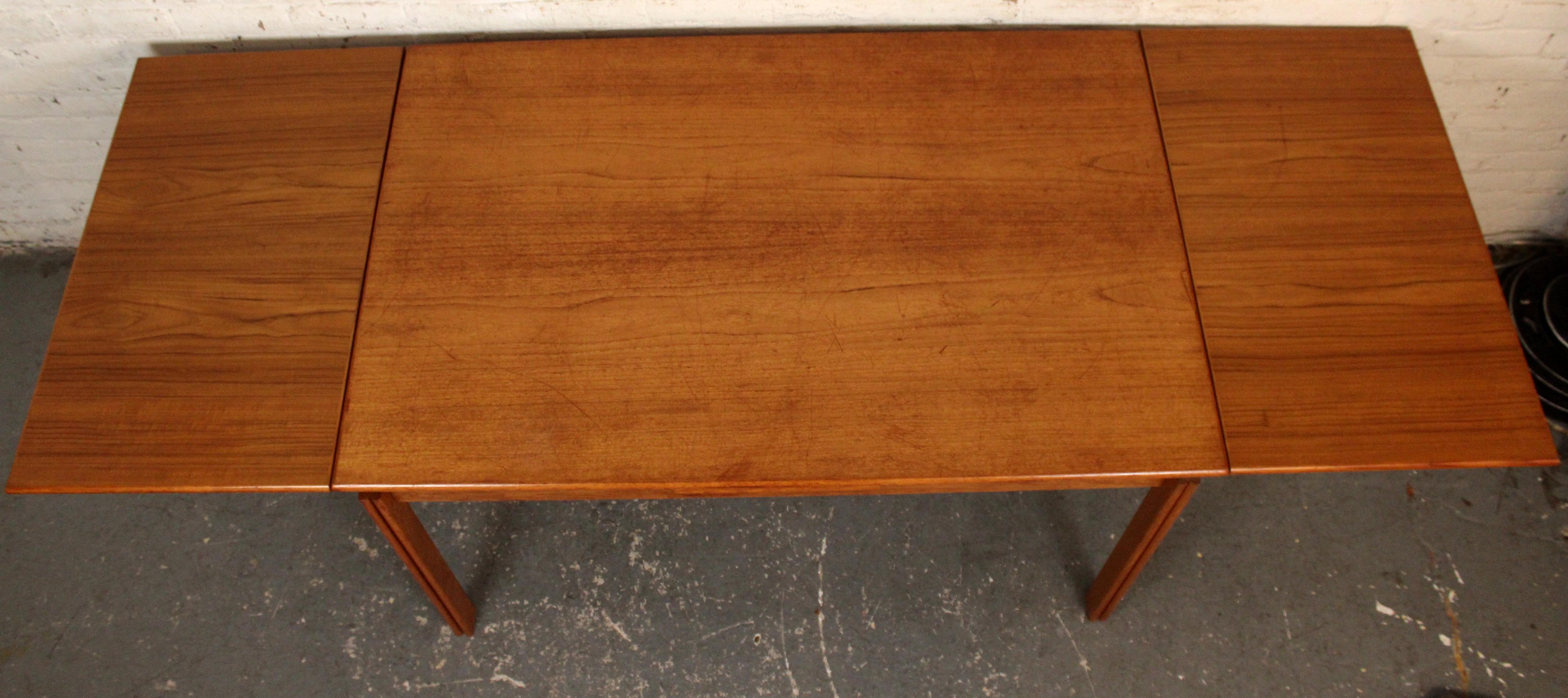 Mesa danesa de madera de teca de mediados de siglo con hoja extensible en venta 3