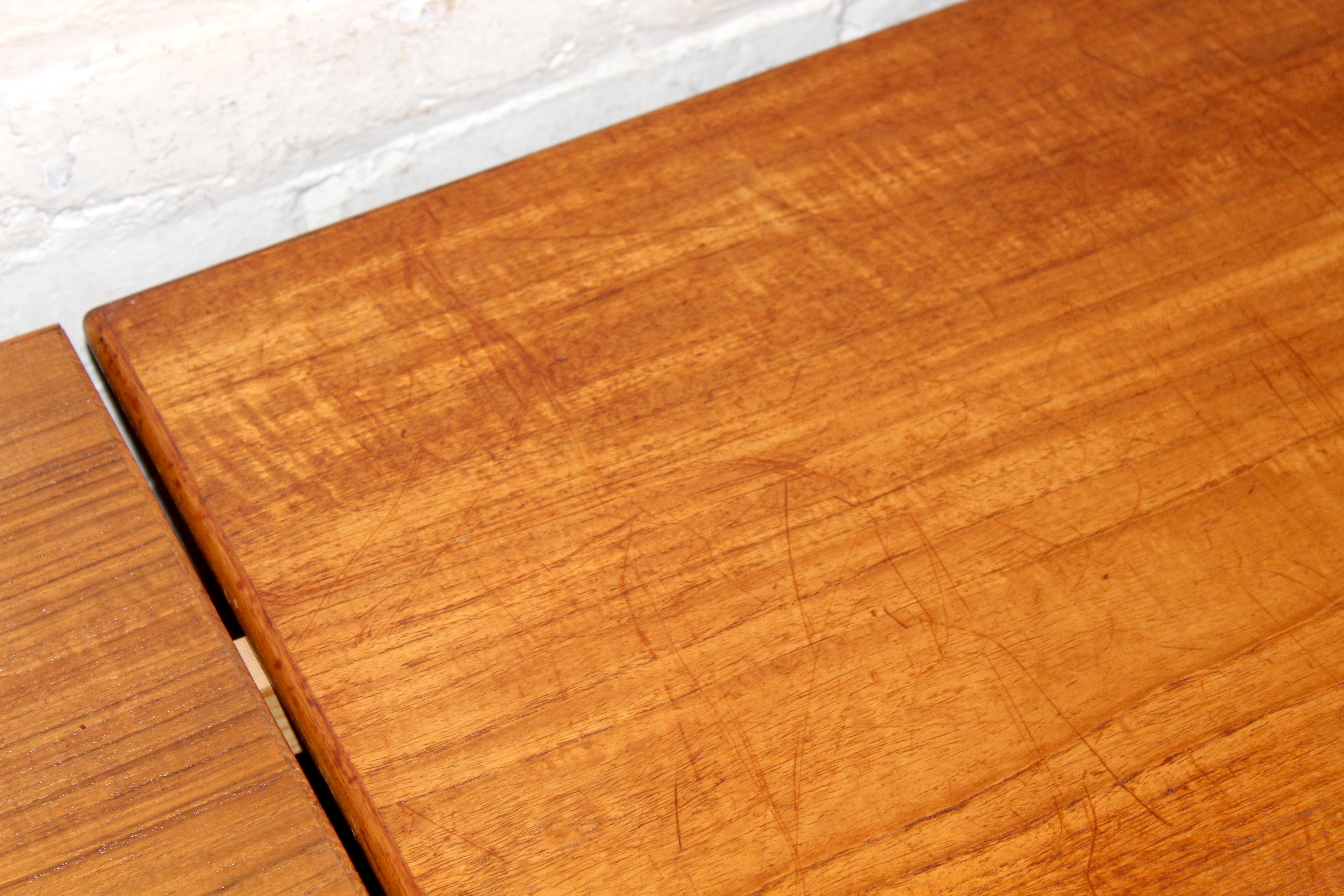 Mesa danesa de madera de teca de mediados de siglo con hoja extensible en venta 7