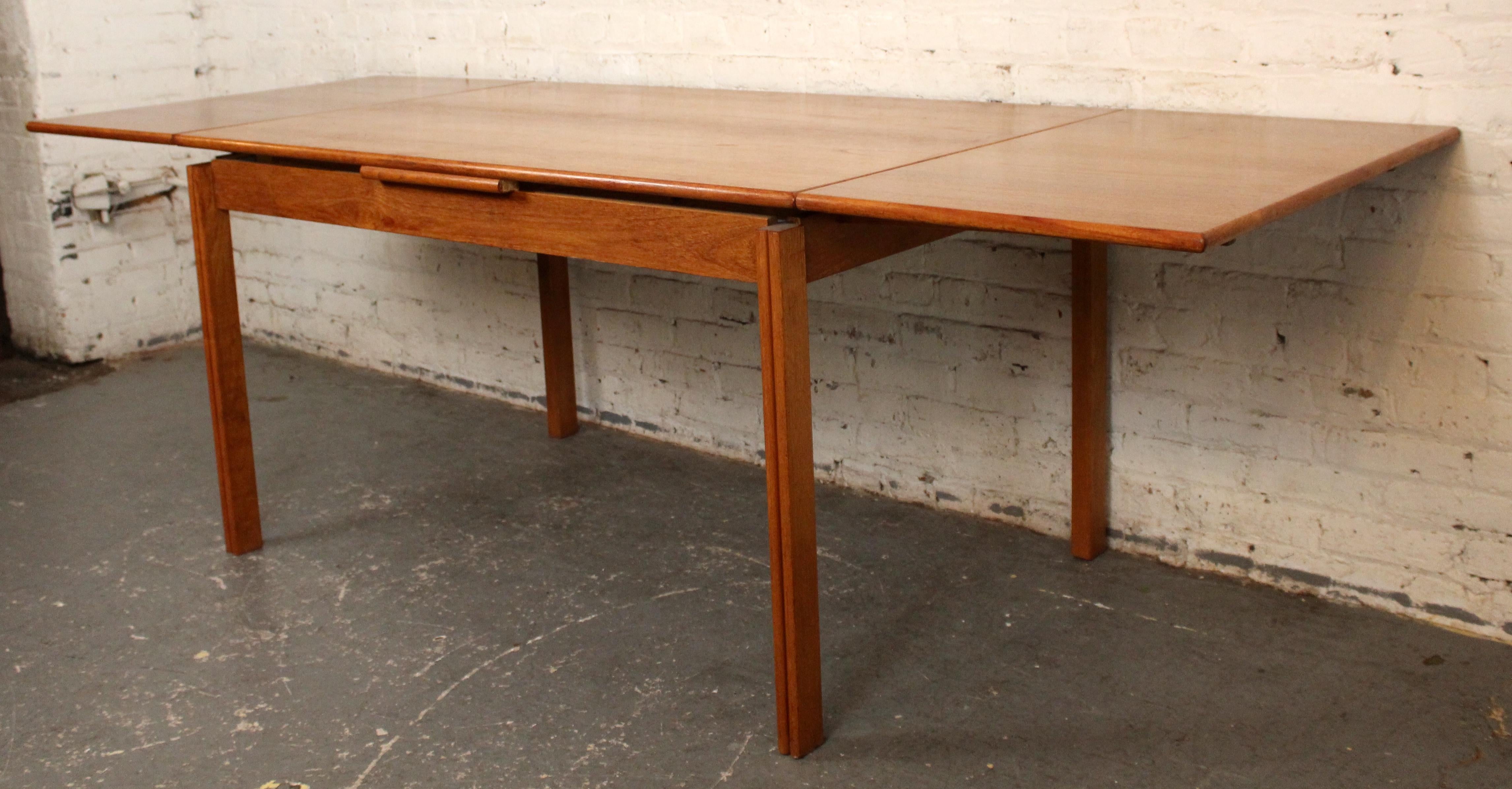 Mesa danesa de madera de teca de mediados de siglo con hoja extensible Moderno de mediados de siglo en venta