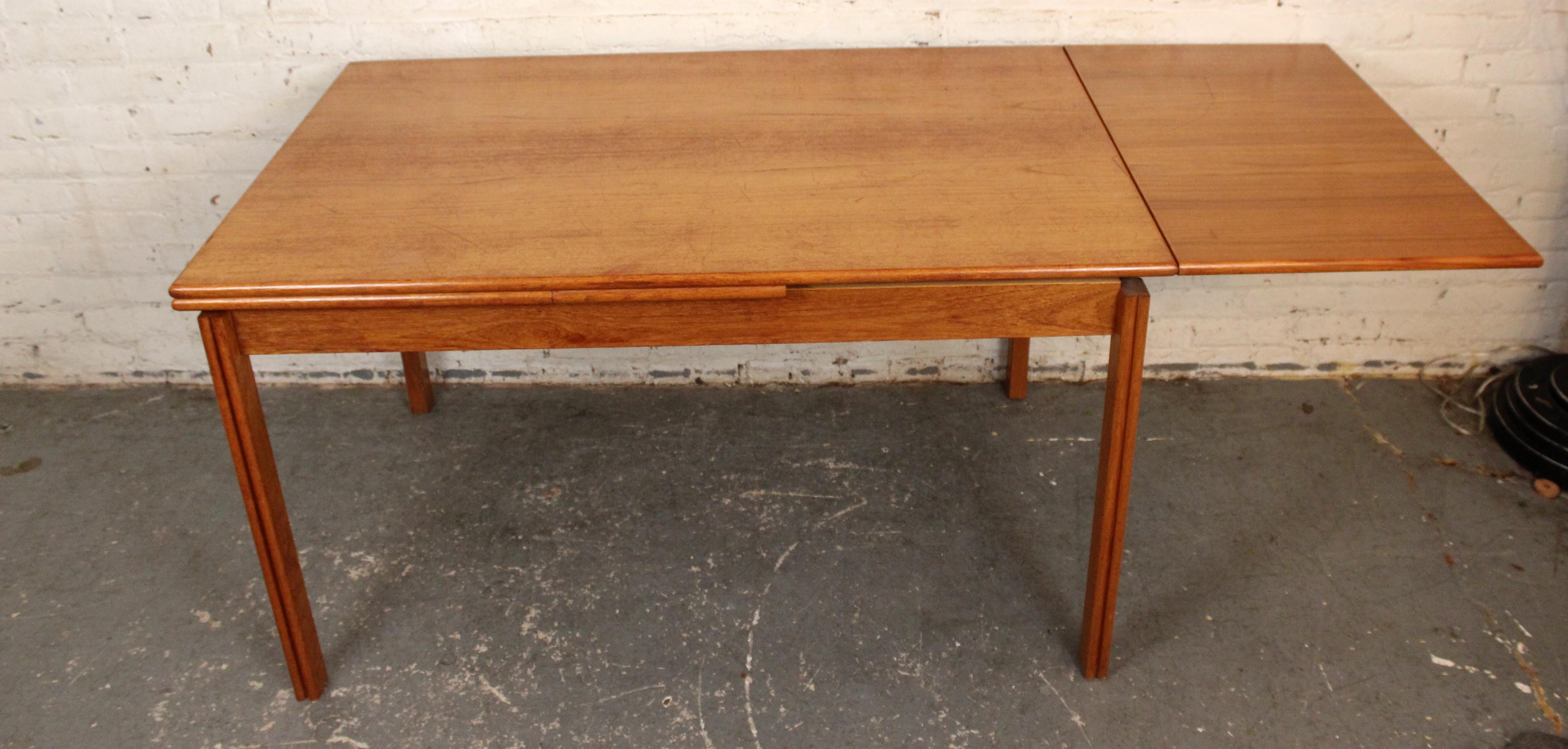 Mesa danesa de madera de teca de mediados de siglo con hoja extensible Danés en venta