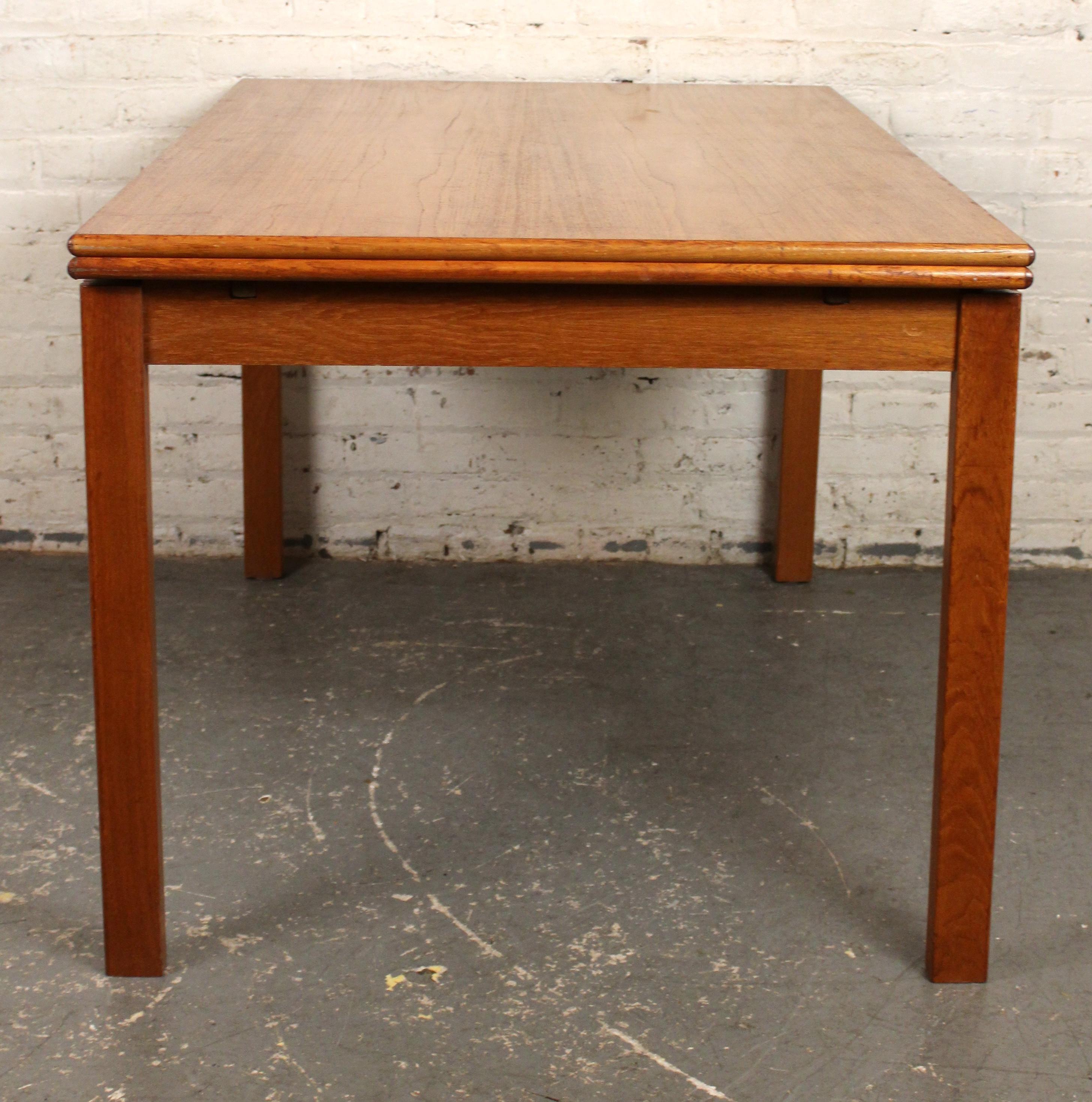 Mesa danesa de madera de teca de mediados de siglo con hoja extensible Chapado en venta