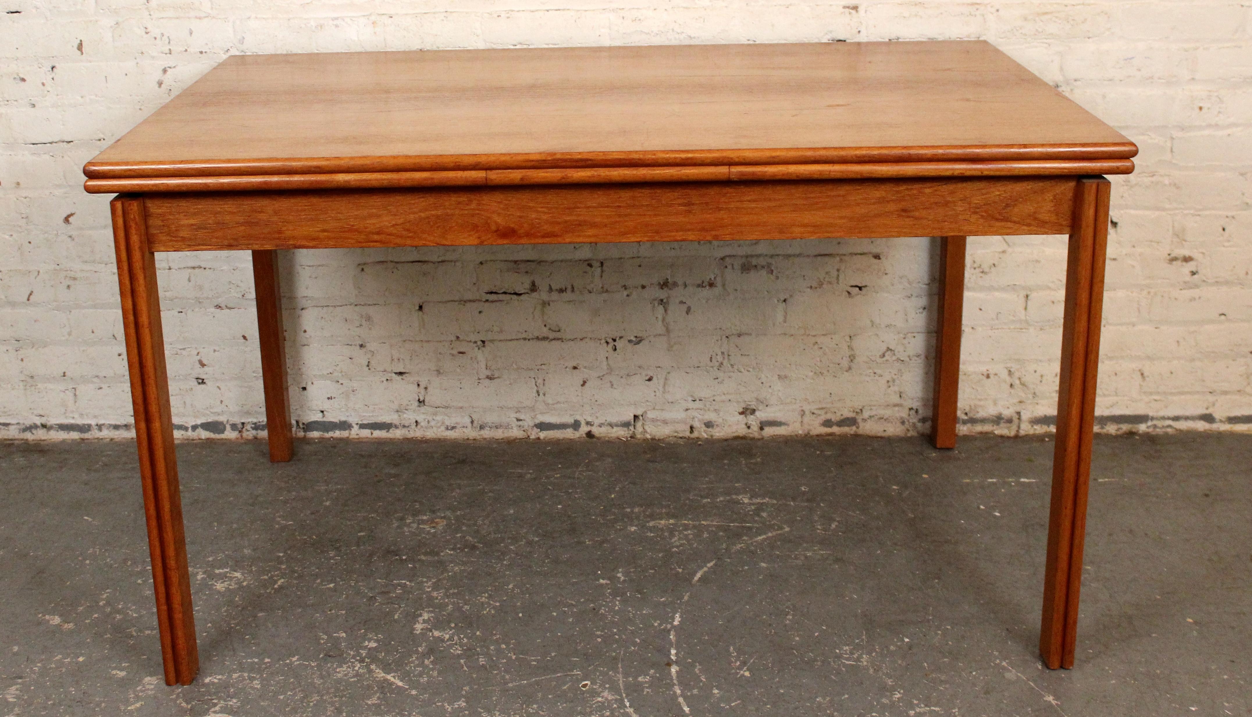 Mesa danesa de madera de teca de mediados de siglo con hoja extensible en Bueno estado para la venta en Brooklyn, NY