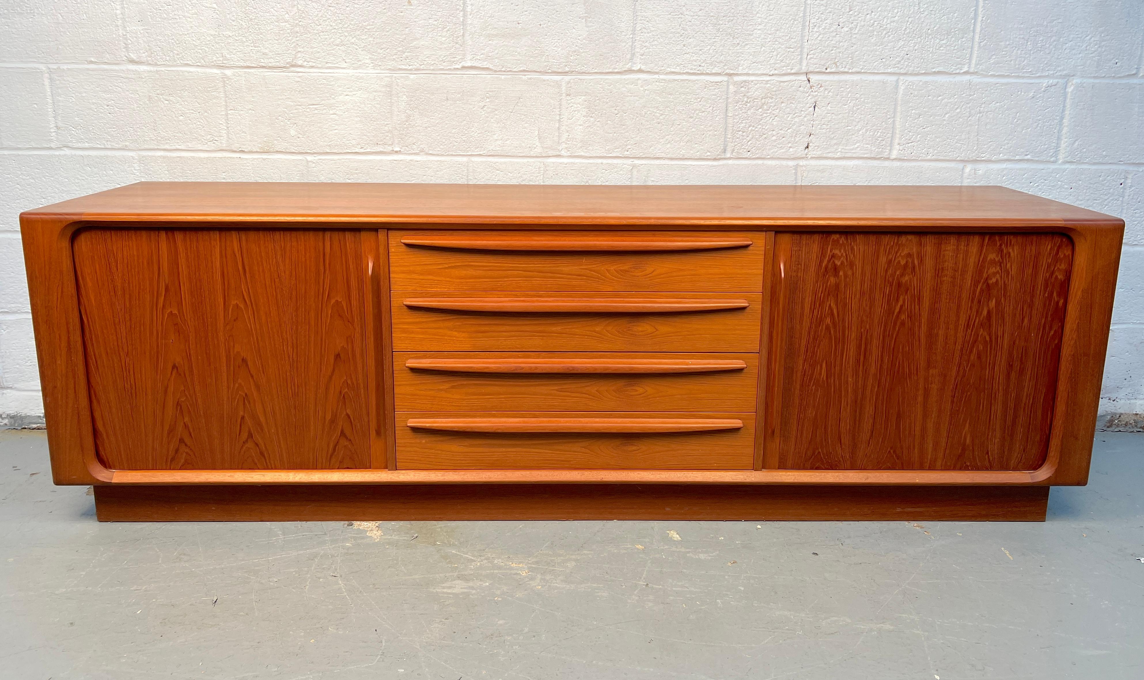 Bellissimo comò danese della metà del secolo scorso prodotto da BPSM in Danimarca. Realizzato in teak con una ricca venatura, presenta linee pulite, un design minimalista e cassetti spaziosi che evidenziano la qualità e la maestria dei mobili