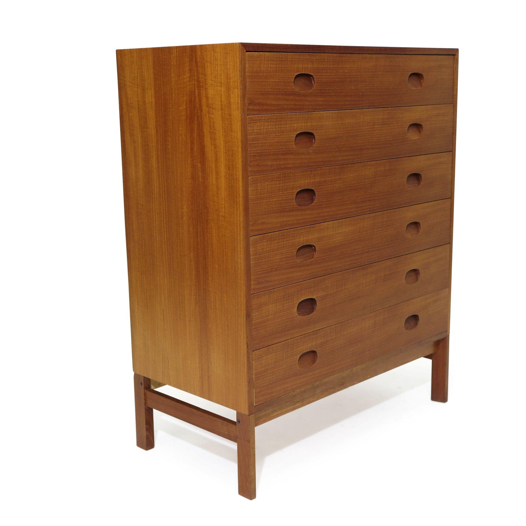 Tall danish six drawer dresser crafted of teak with oval-shaped handles and raised on trapezoid-shaped legs.
Second drawer has interior divisions. Professionally restored and in excellent condition.
 
Measures: W 37.3/8 x D 19. 5/8 x H 46.25.