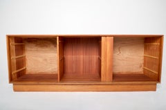 Dänische Kommode oder Anrichte aus Teakholz mit Tambour-Tür aus der Jahrhundertmitte