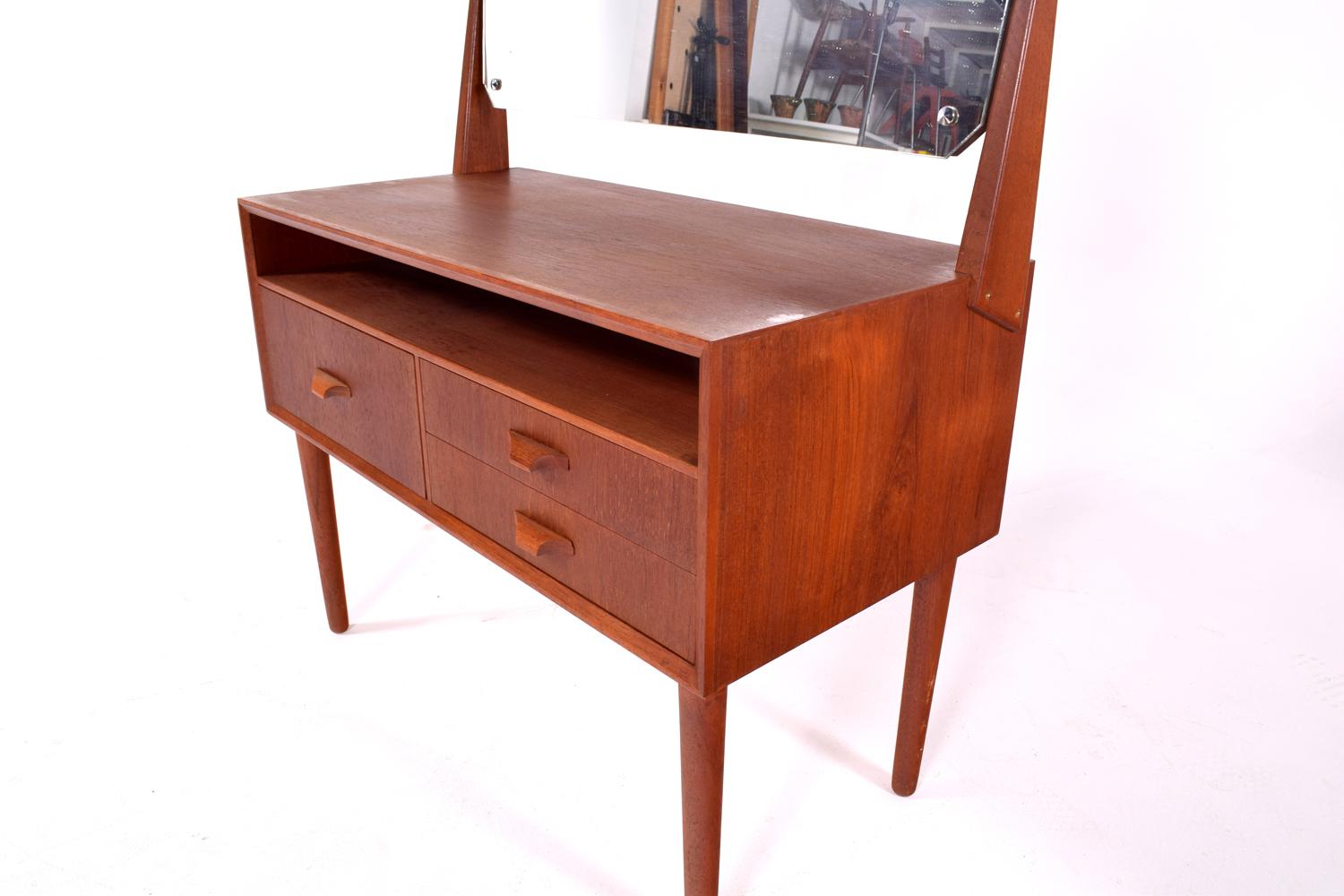 Midcentury Danish Teak Dressing Table with Mirror In Good Condition For Sale In Lisboa, Lisboa
