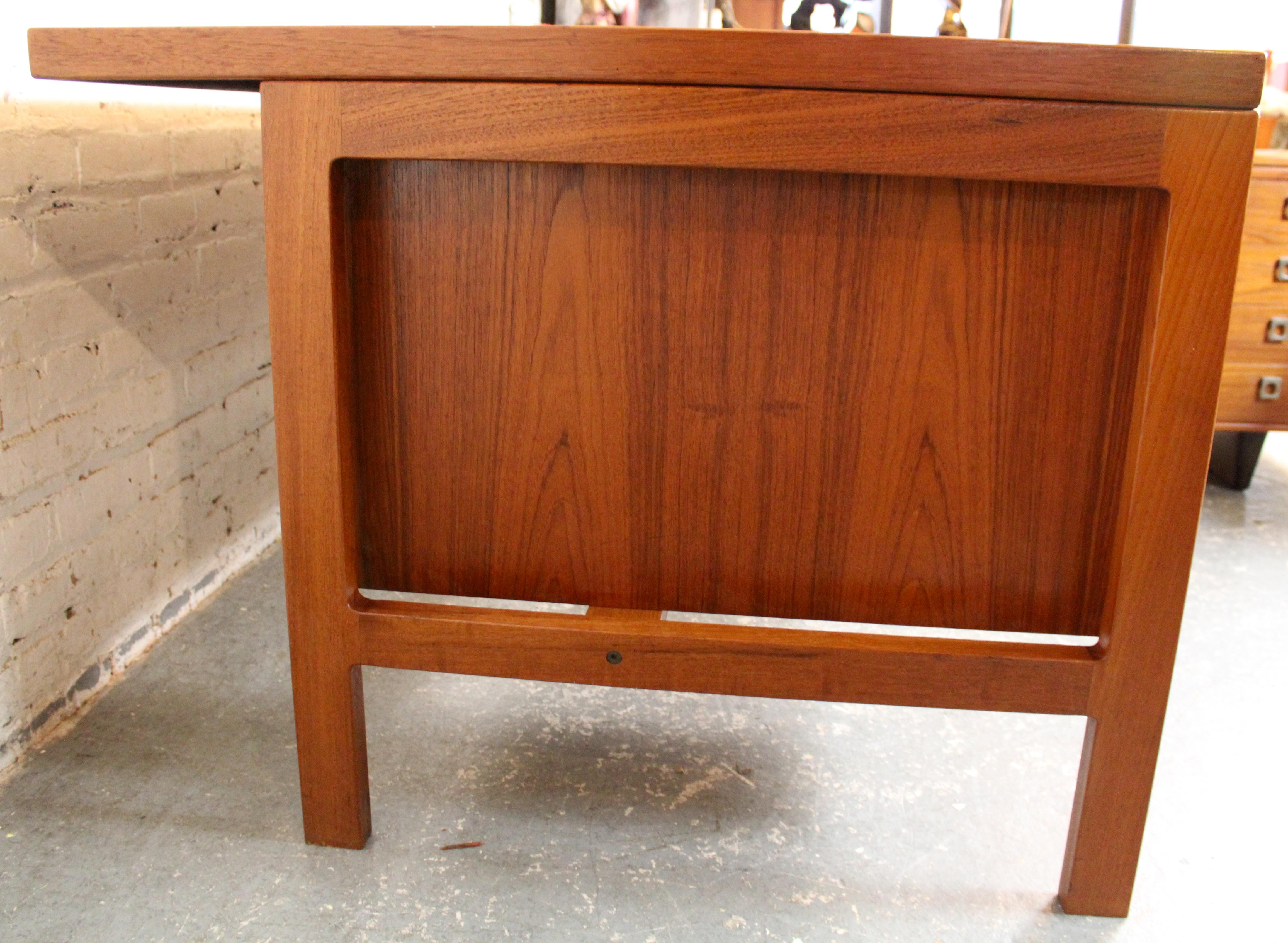 Mid-Century Danish Teak Executive Desk by Arne Vodder for H. P. Hansen en venta 4