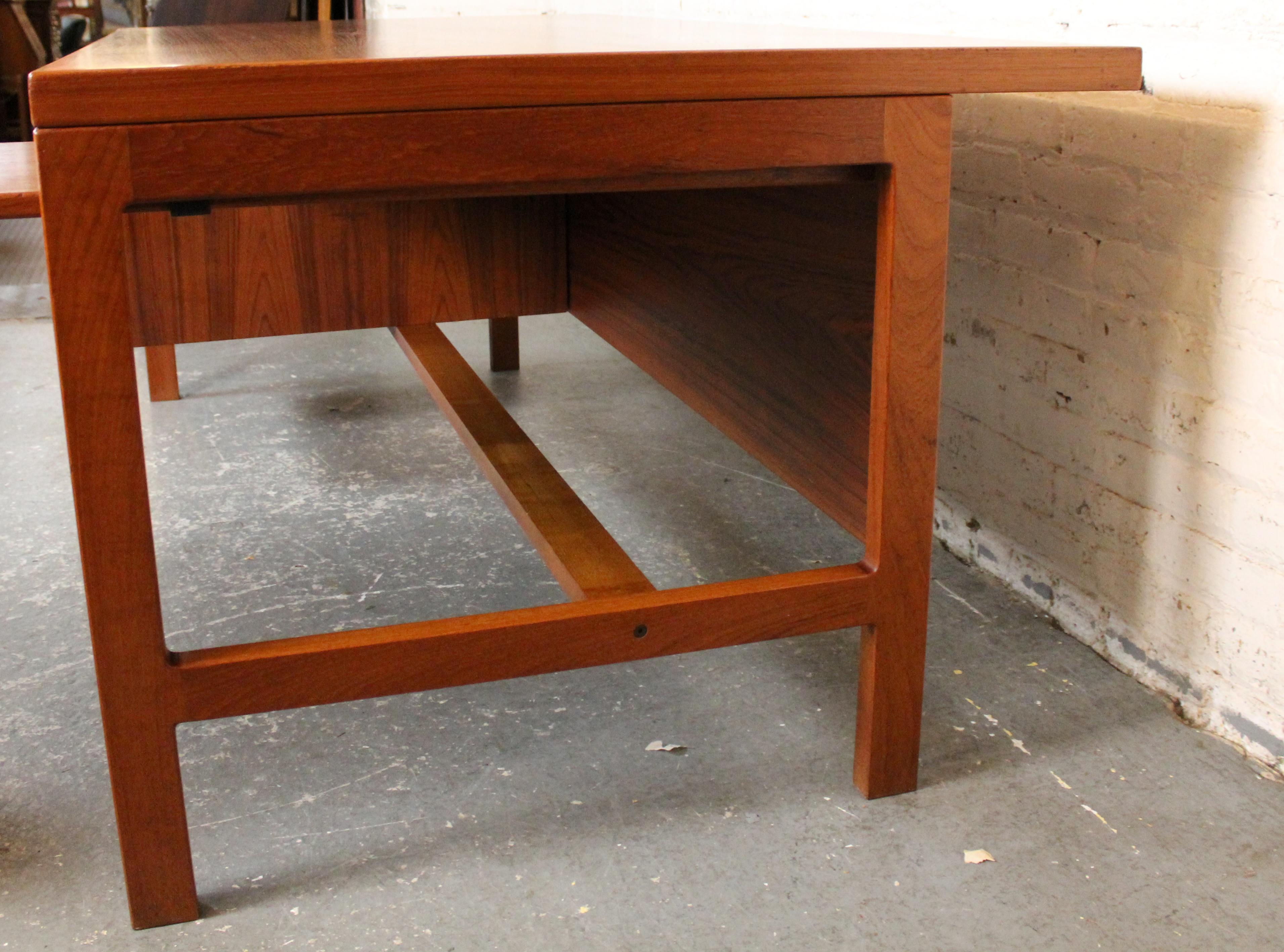 Mid-Century Danish Teak Executive Desk by Arne Vodder for H. P. Hansen en venta 5