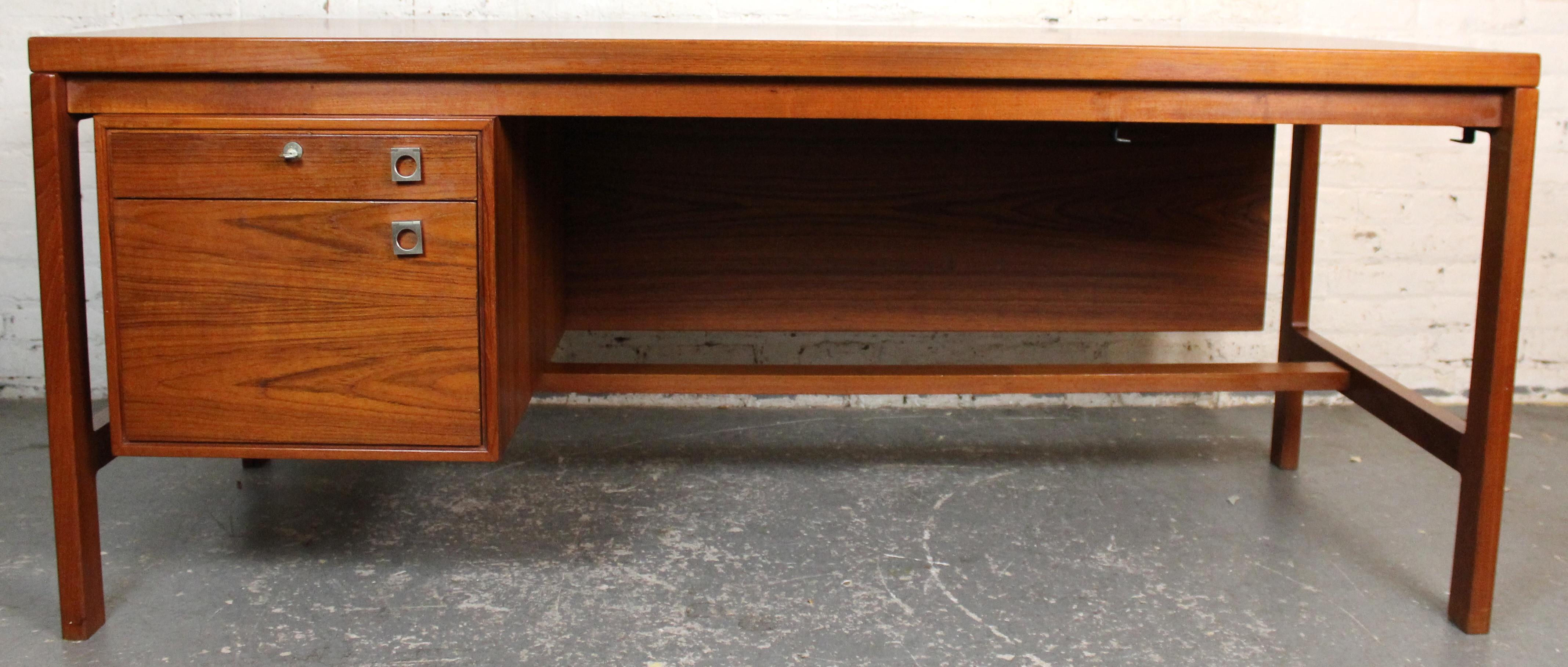 Mid-Century Danish Teak Executive Desk by Arne Vodder for H. P. Hansen en venta 7
