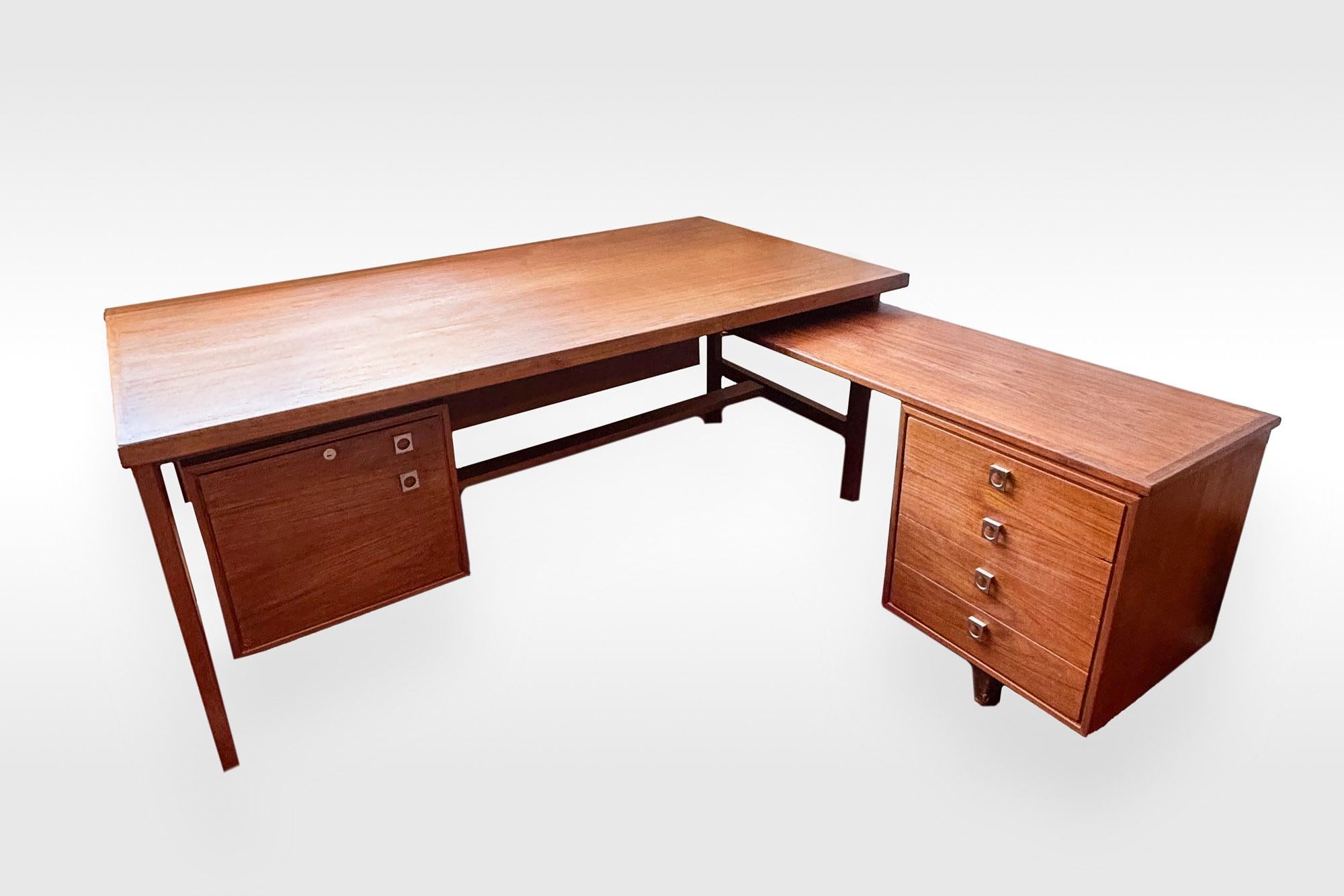 Rara e raffinata scrivania direzionale danese di metà secolo disegnata da Arne Vodder per H.P. Hansen Møbelfabrik, Danimarca, circa 1960. Realizzata in pregiato teak, questa scrivania a forma di L è caratterizzata dall'attenzione di Vodder per le