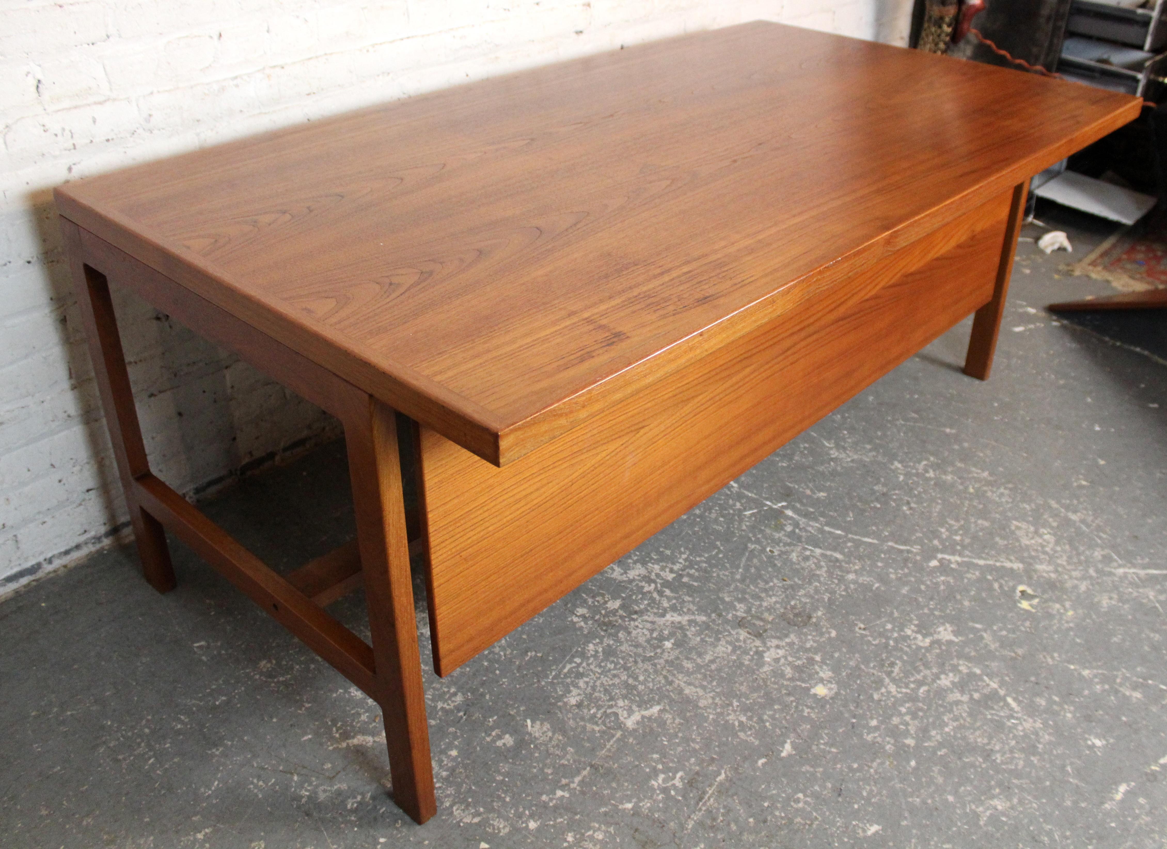 Mid-Century Danish Teak Executive Desk by Arne Vodder for H. P. Hansen en venta 13