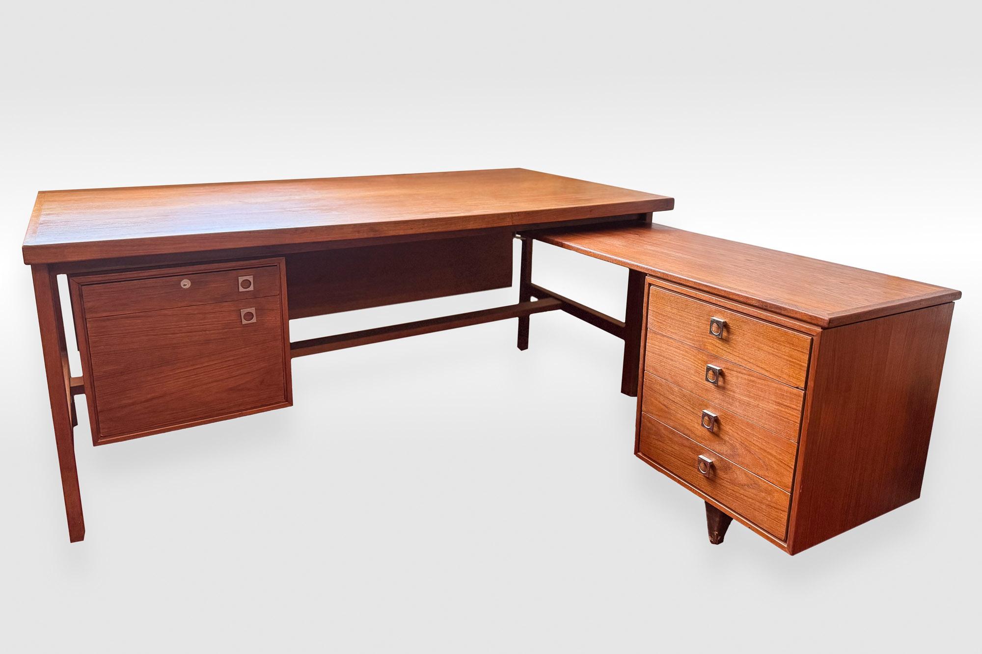 Mid-Century moderno Scrivania direzionale in teak danese di metà secolo di Arne Vodder per H.P. Hansen in vendita