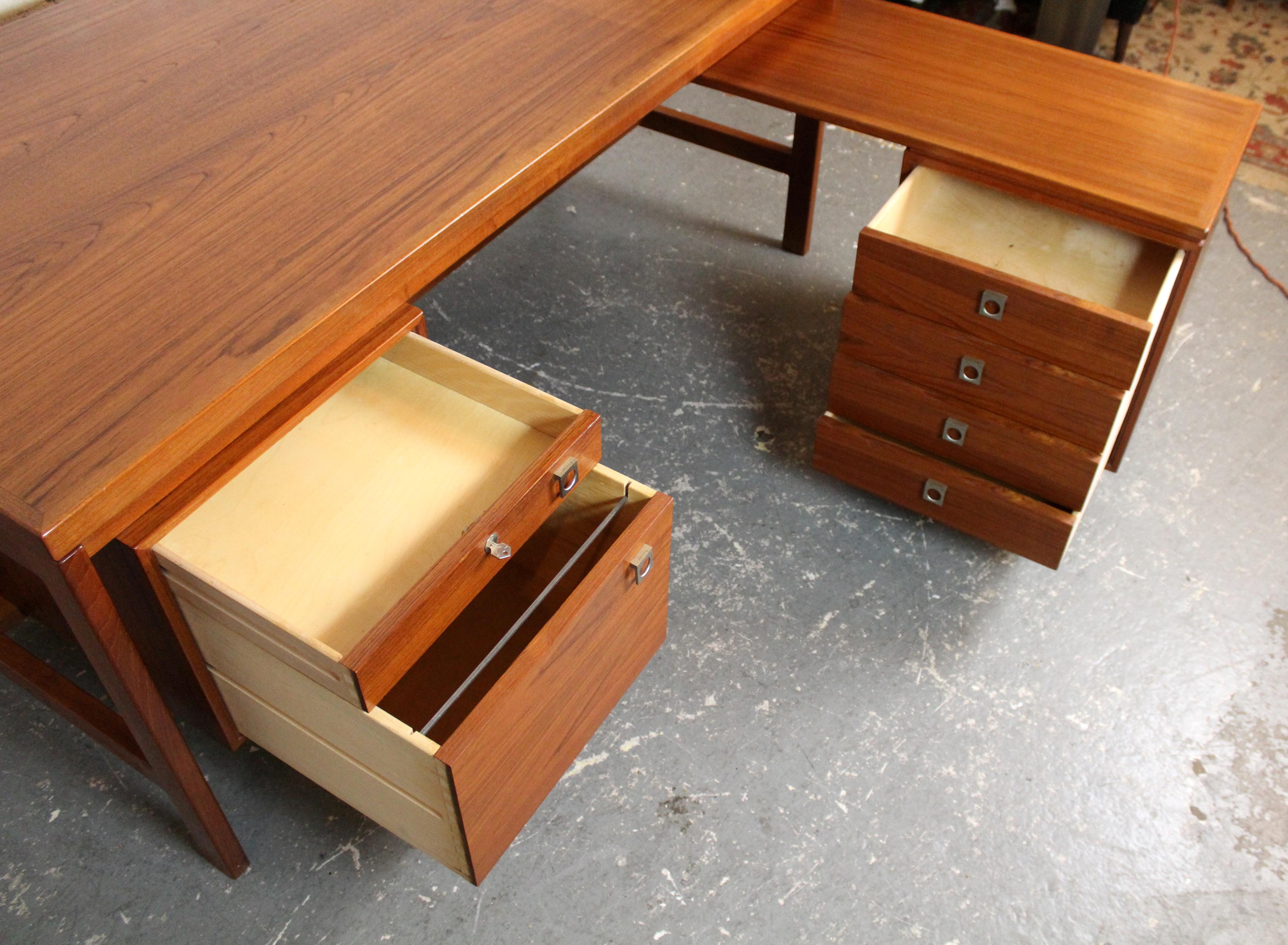 Mid-Century Danish Teak Executive Desk by Arne Vodder for H. P. Hansen Moderno de mediados de siglo en venta
