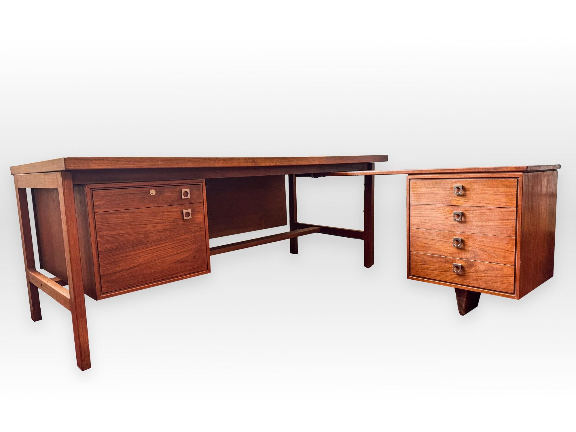 Danese Scrivania direzionale in teak danese di metà secolo di Arne Vodder per H.P. Hansen in vendita