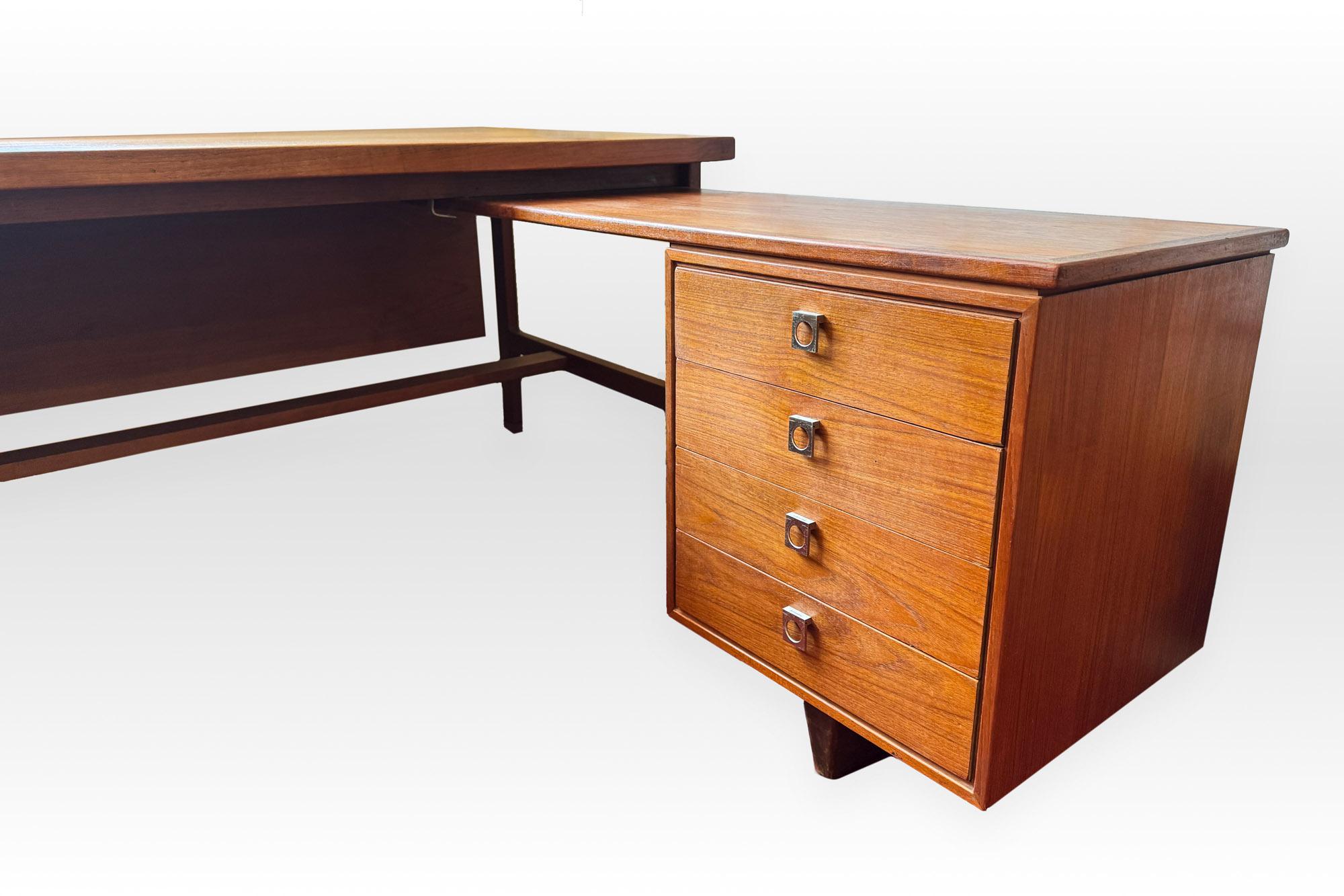 Scrivania direzionale in teak danese di metà secolo di Arne Vodder per H.P. Hansen In condizioni buone in vendita a Los Angeles, CA