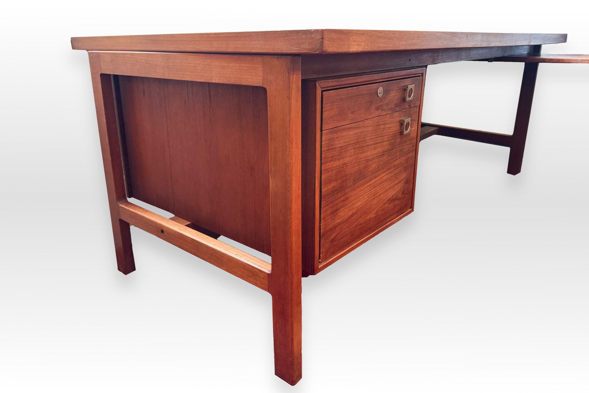 Metà XX secolo Scrivania direzionale in teak danese di metà secolo di Arne Vodder per H.P. Hansen in vendita