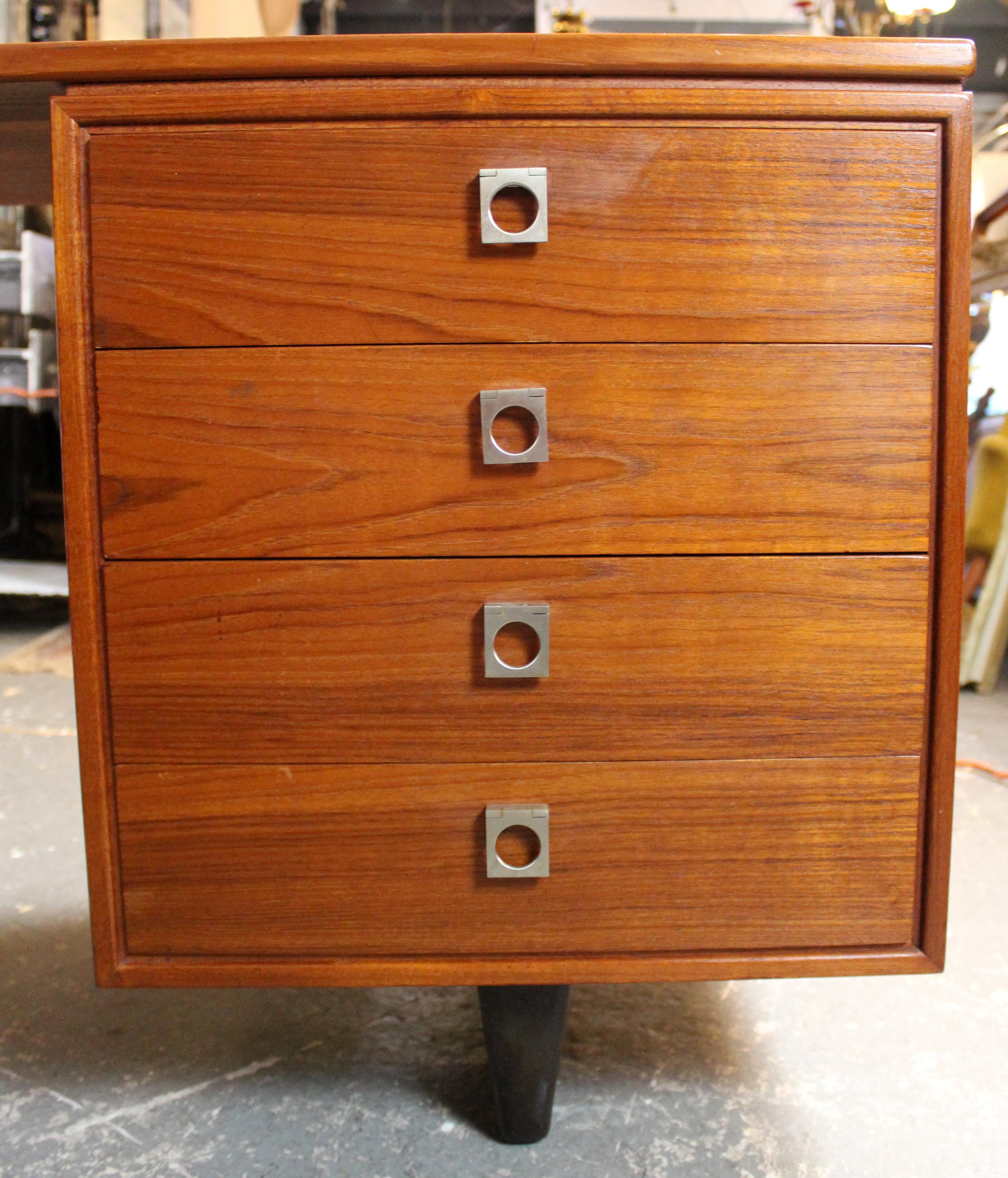 Mid-Century Danish Teak Executive Desk by Arne Vodder for H. P. Hansen siglo XX en venta