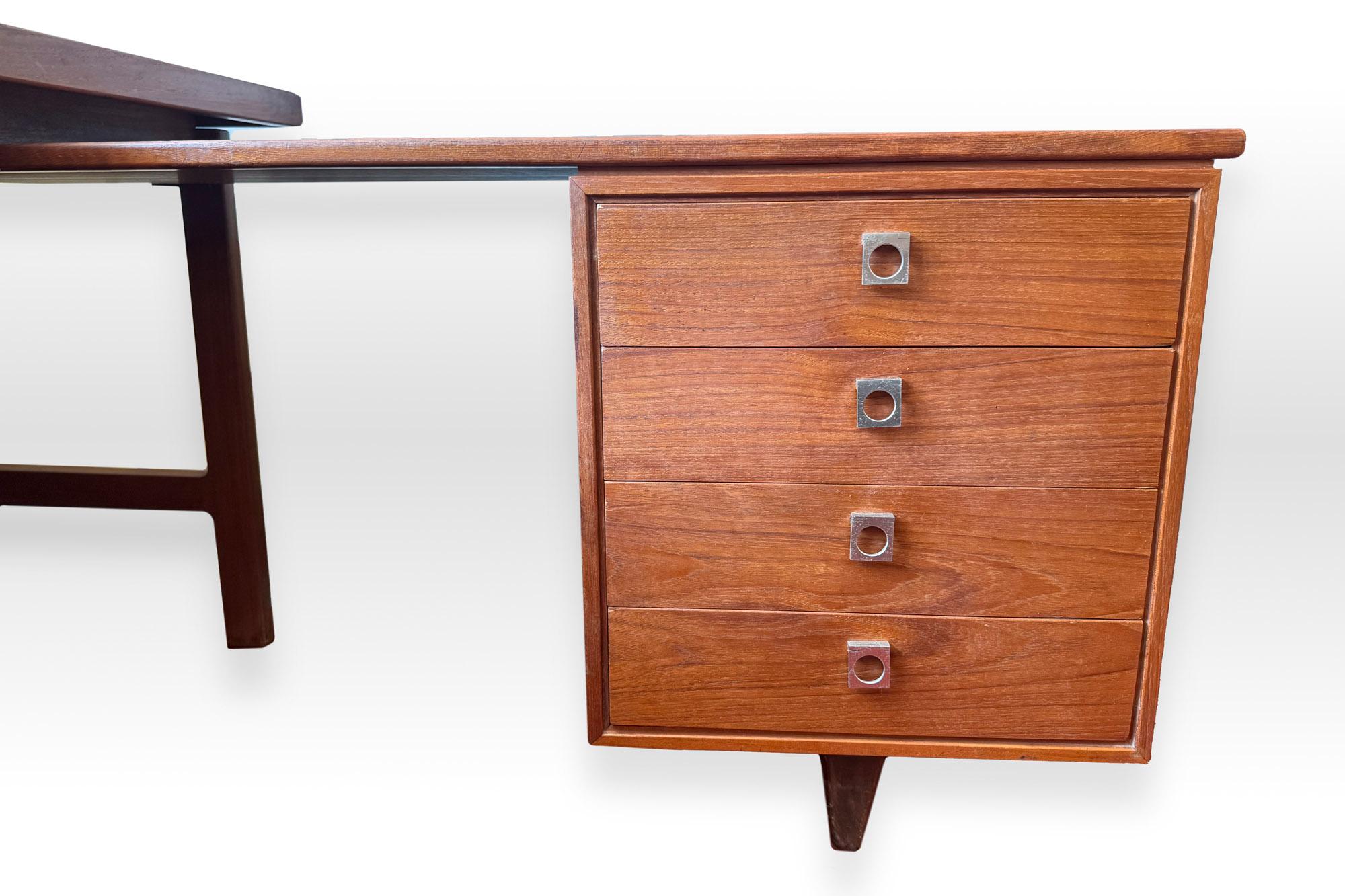 Alluminio Scrivania direzionale in teak danese di metà secolo di Arne Vodder per H.P. Hansen in vendita