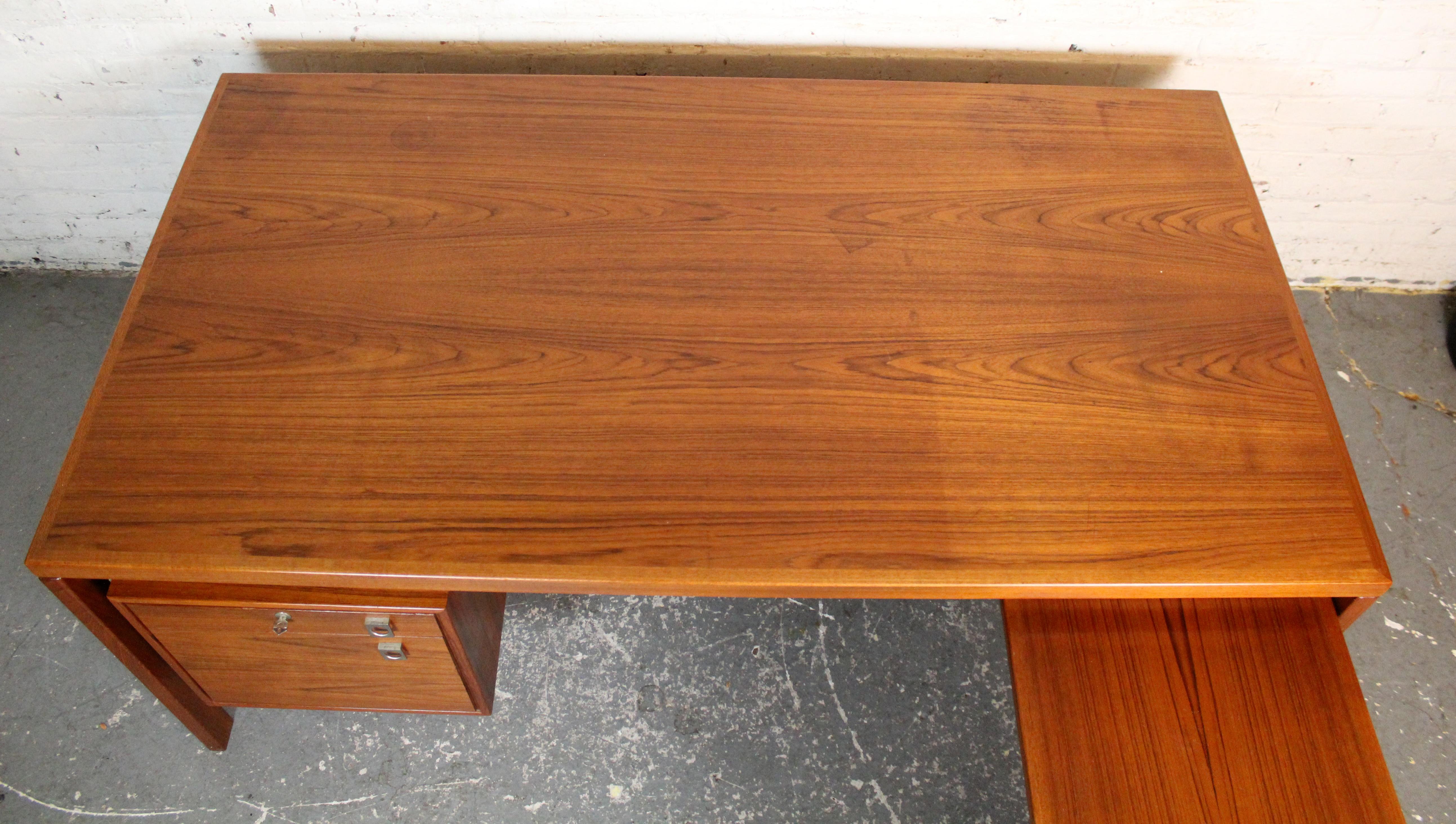 Mid-Century Danish Teak Executive Desk by Arne Vodder for H. P. Hansen Aluminio en venta