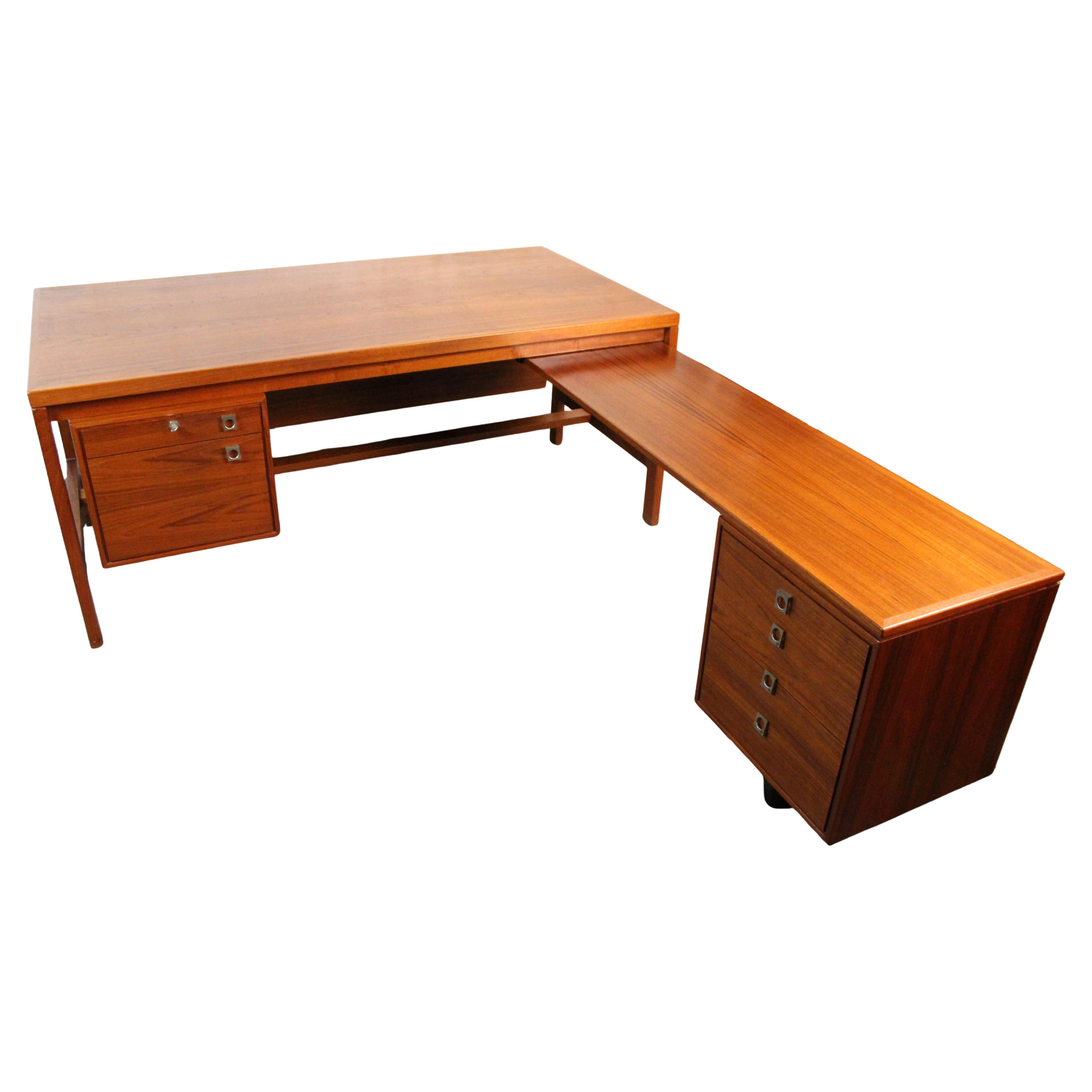 Mid-Century Danish Teak Executive Desk by Arne Vodder for H. P. Hansen en venta