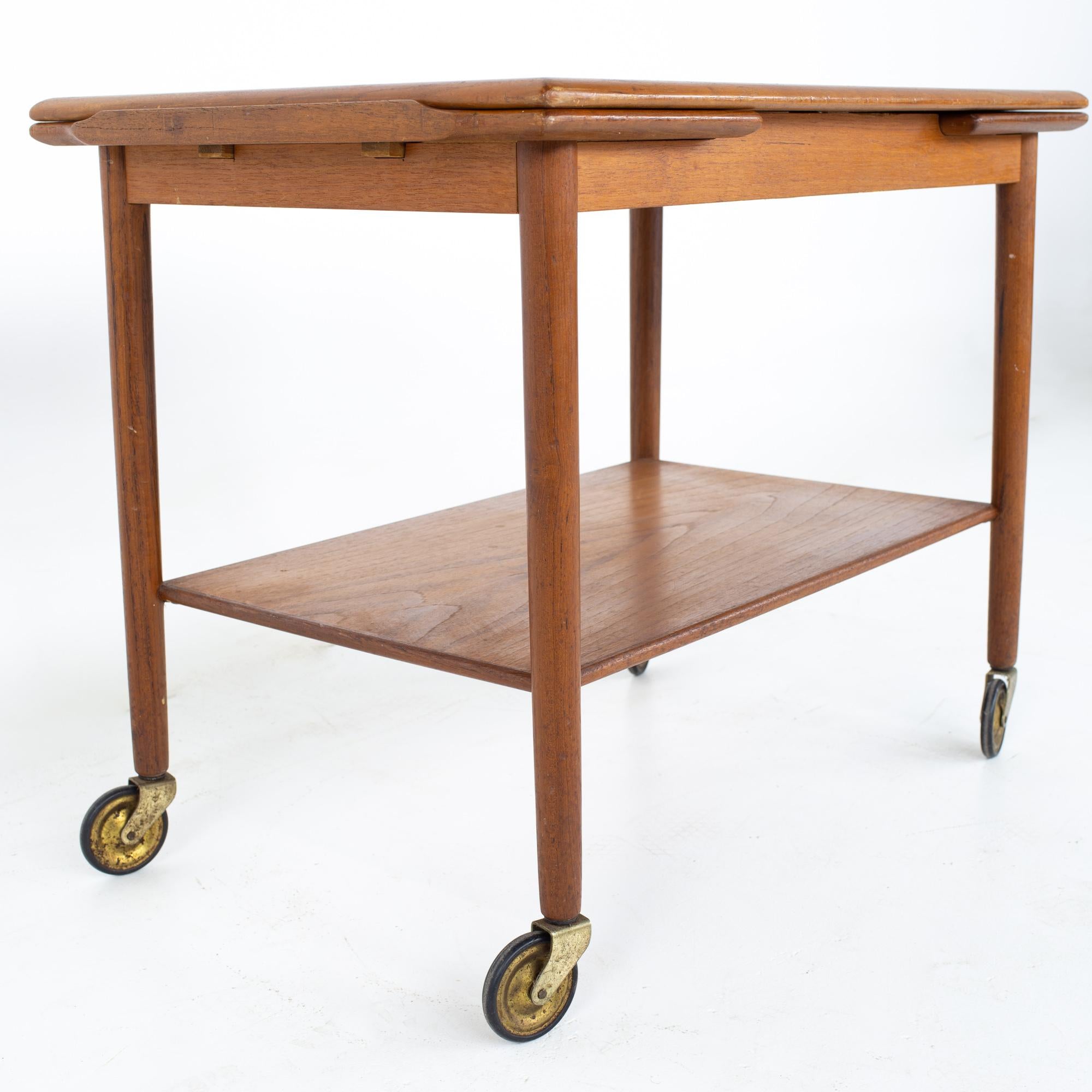 Mid Century Danish Teak Expanding Bar Cart In Good Condition For Sale In Countryside, IL