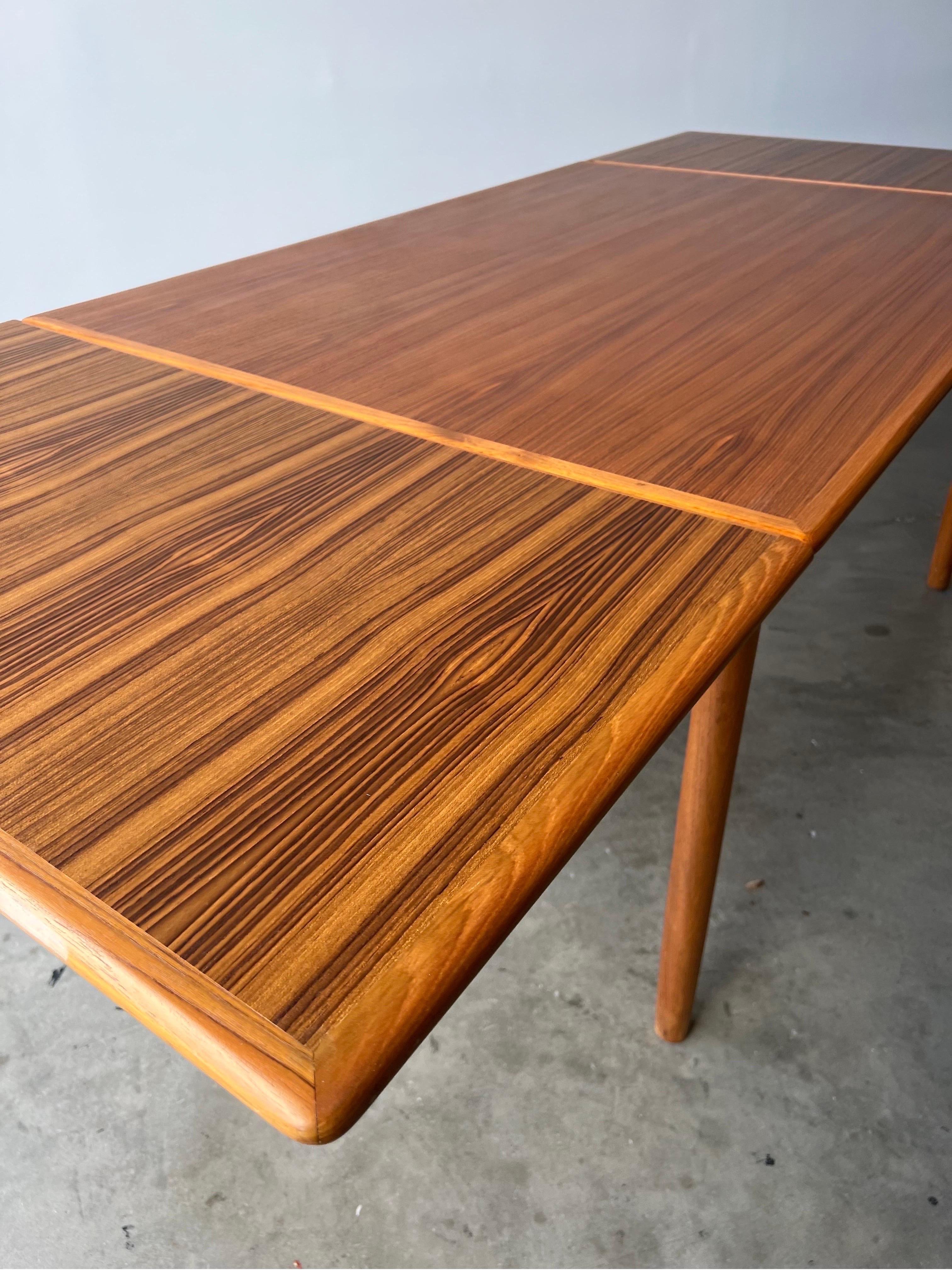 Mid-Century Modern Table à manger extensible en teck danoise du milieu du siècle en vente