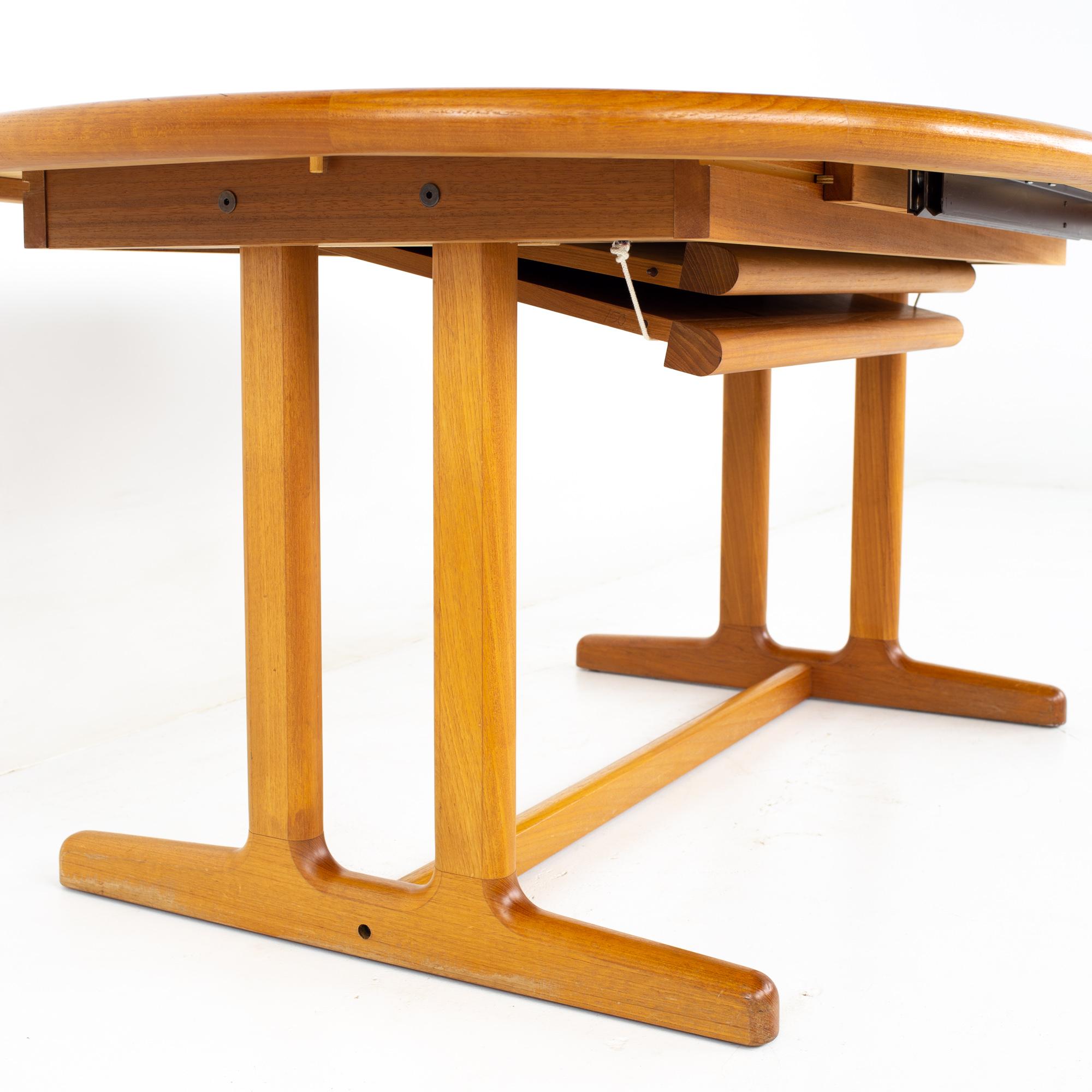 Mid Century Danish Teak Expanding Hidden Leaf Dining Table In Good Condition In Franklin Park, IL