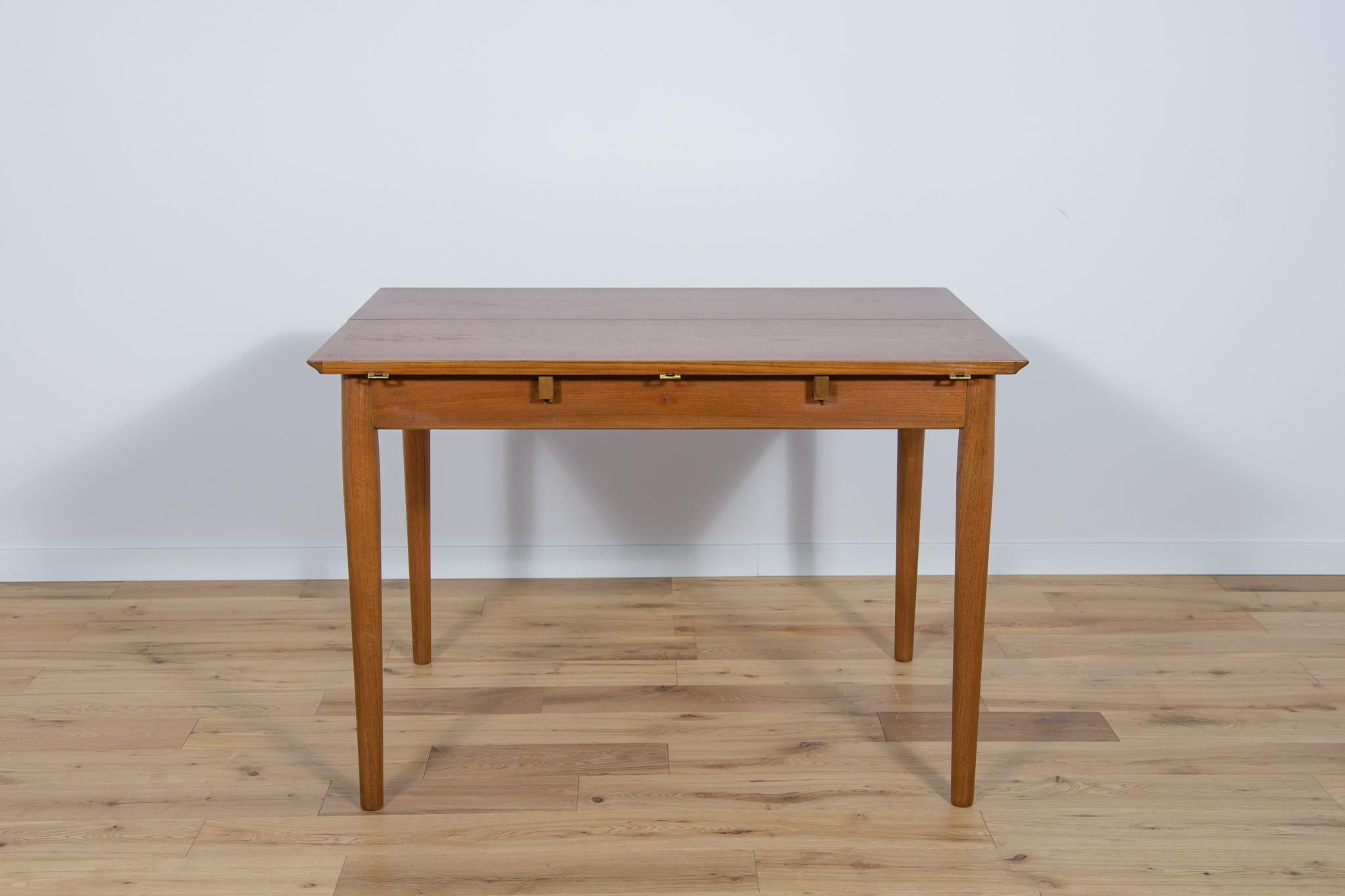 
The square extendable table made of teak wood was produced in Denmark in the 1960s. The table has profiled reinforced edges, giving it elegance. The table is after a comprehensive carpentry renovation, cleaned of the old coating, stained with oak