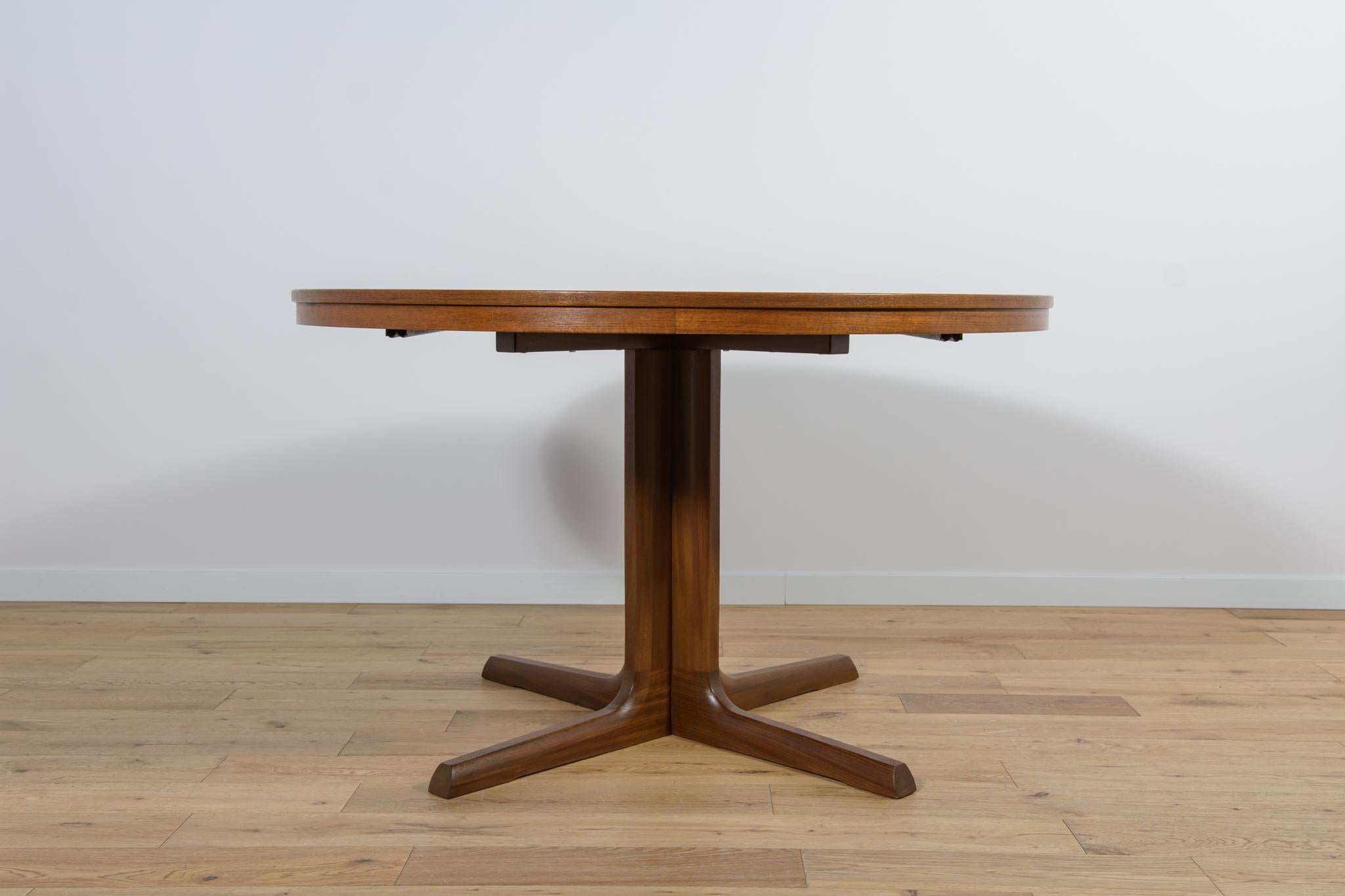 Table ronde à rallonge en bois de teck, fabriquée au Danemark dans les années 1960. La table après une rénovation complète de la menuiserie, nettoyée de l'ancienne surface, peinte en teinte chêne et finie avec une laque forte semi-mate. La table
