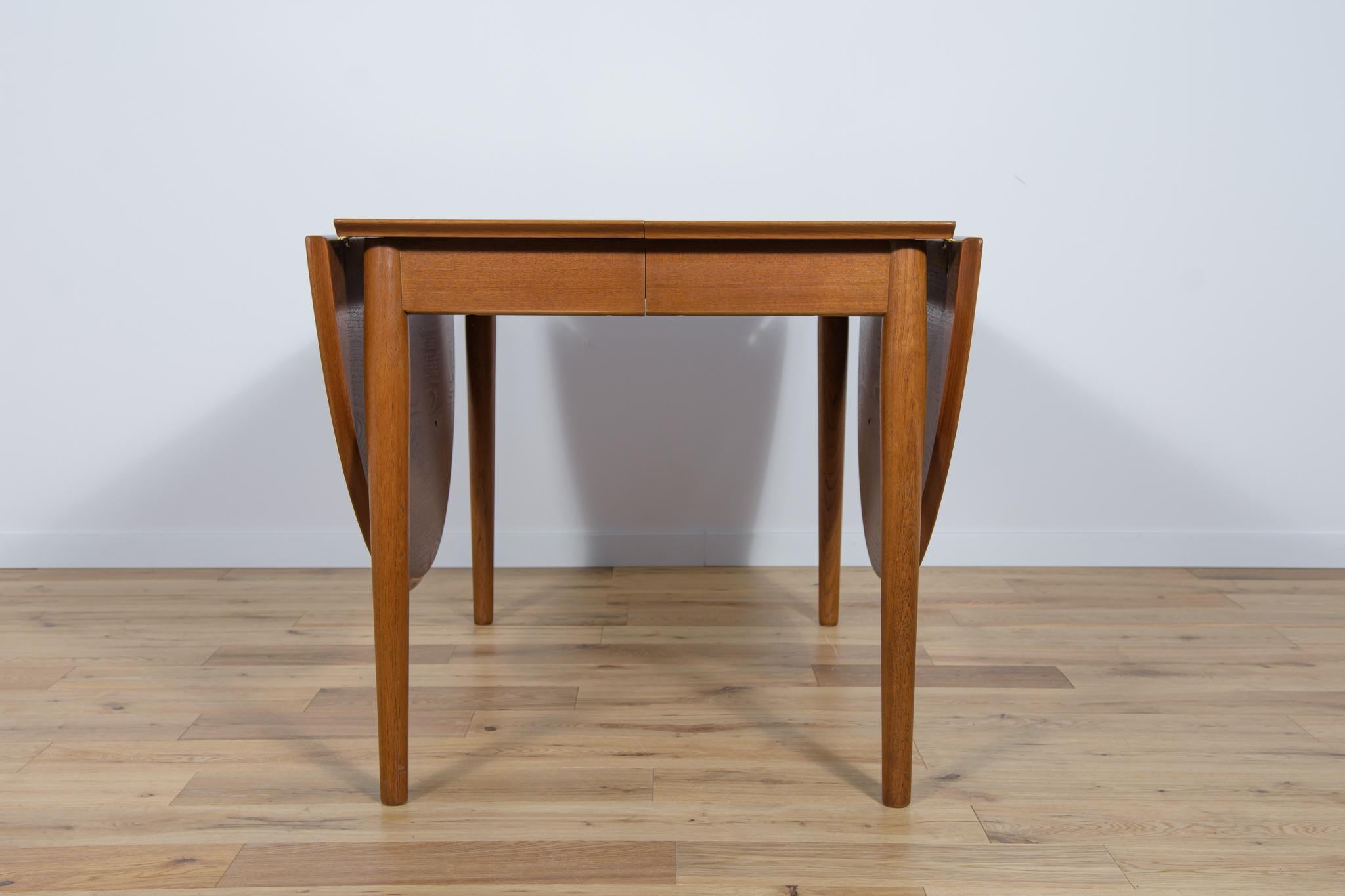 Mid-Century Modern Mid Century Danish Teak Extendable Dining Table, 1960s For Sale