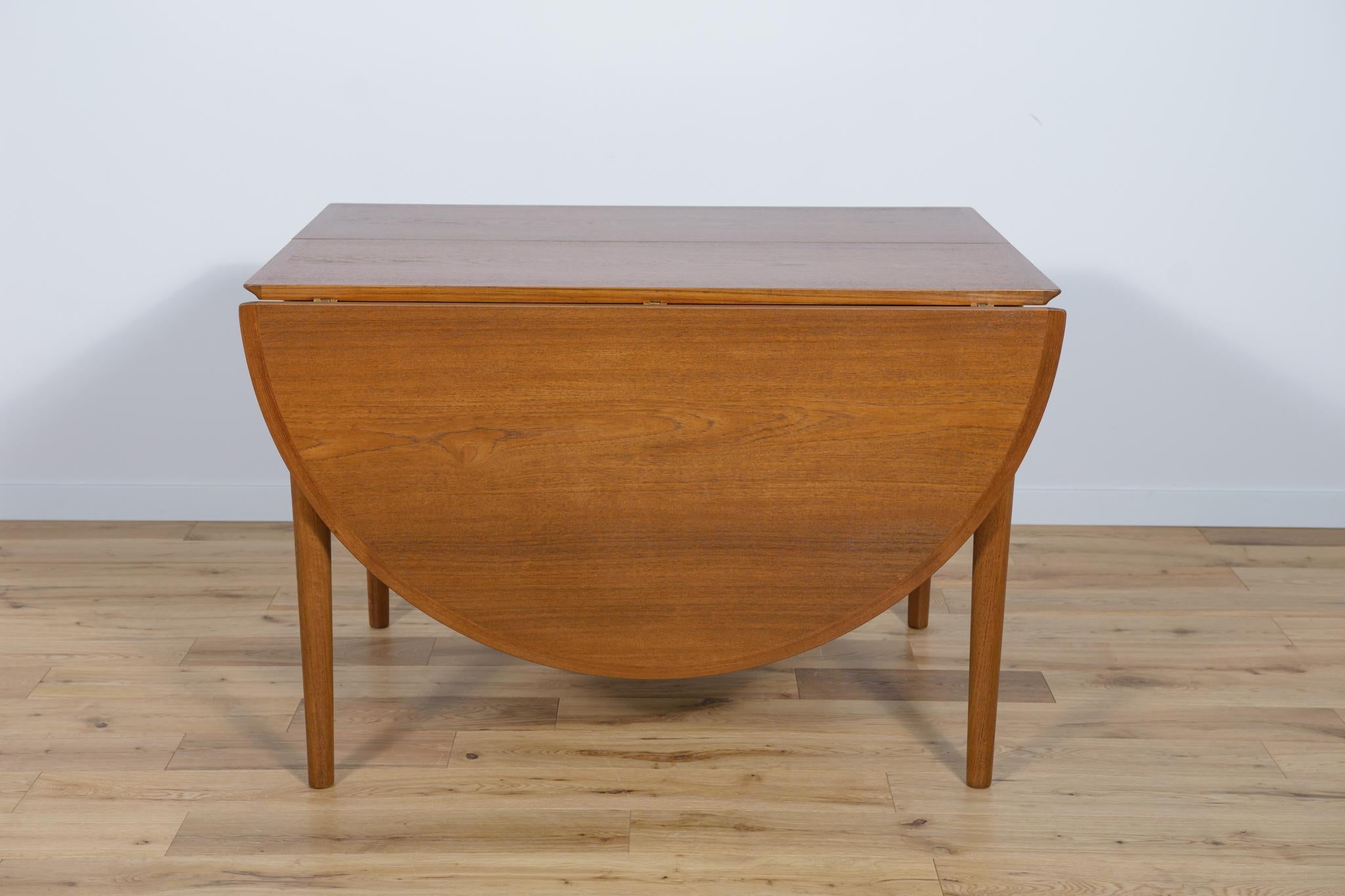Mid Century Danish Teak Extendable Dining Table, 1960s In Excellent Condition For Sale In GNIEZNO, 30