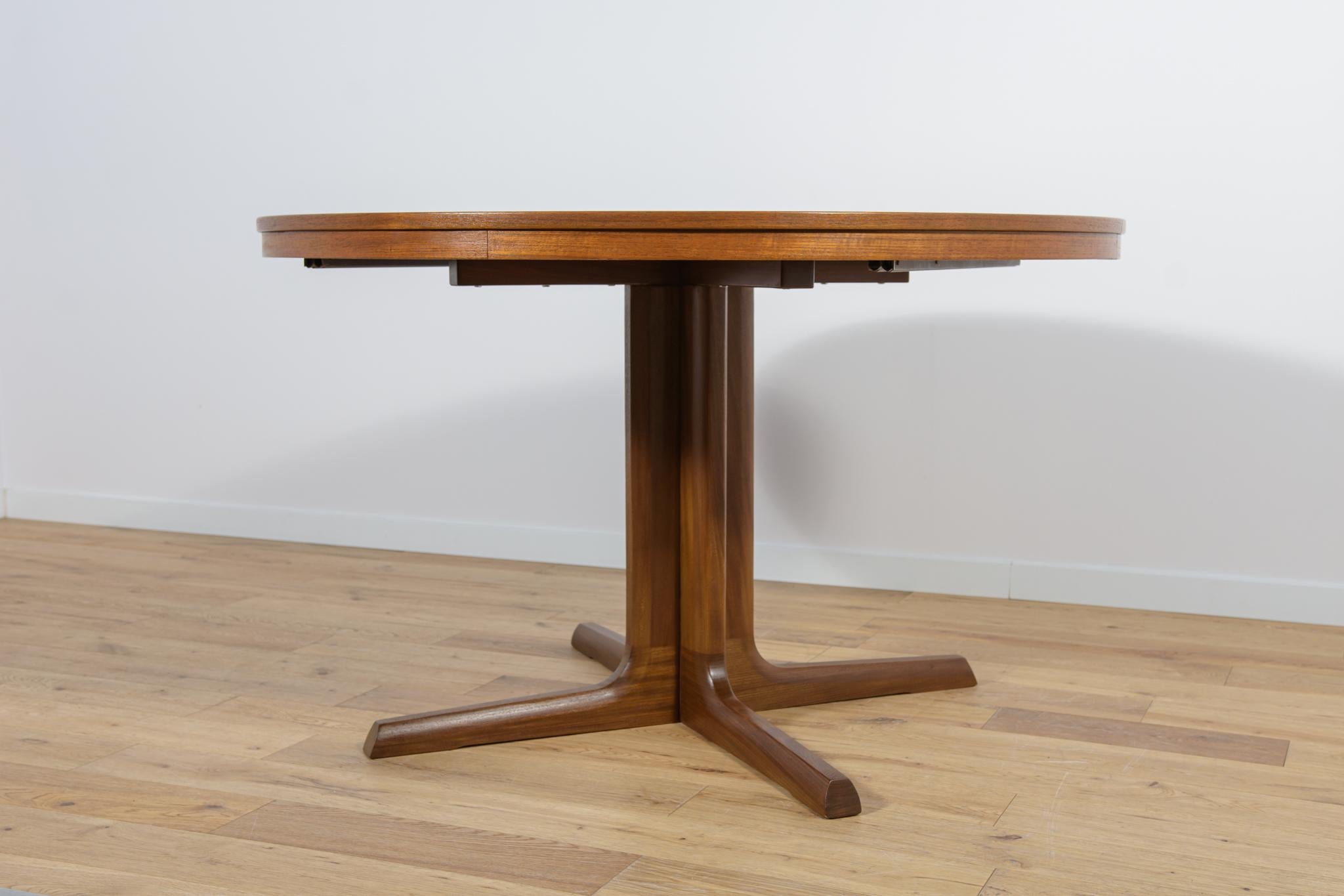 Mid-Century Danish Teak Extendable Dining Table, 1960s In Excellent Condition For Sale In GNIEZNO, 30