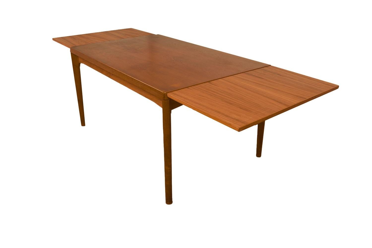 Mid-Century Danish Teak Extendable Draw Leaf Dining Table In Good Condition For Sale In Baltimore, MD