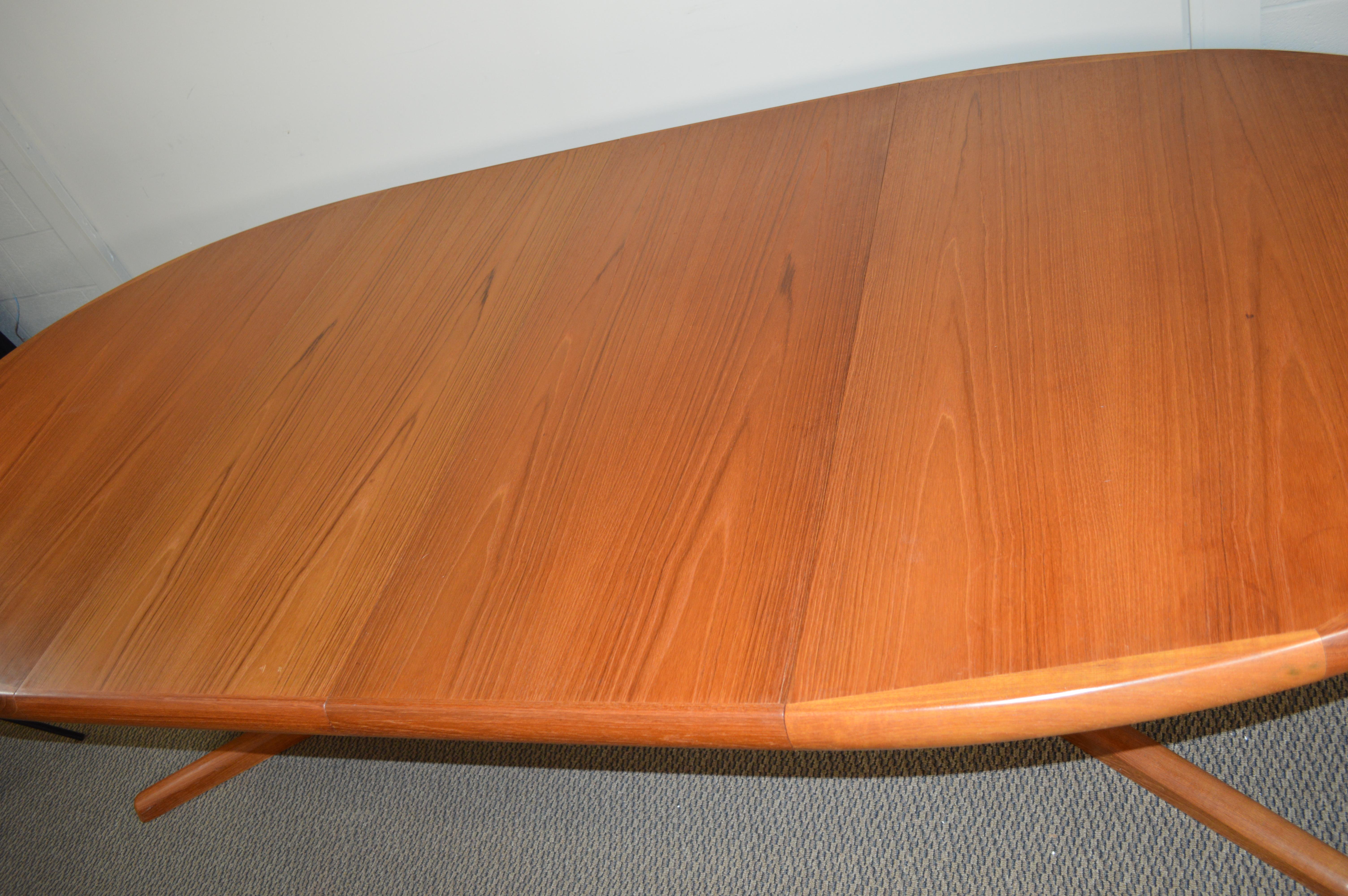 Midcentury Danish Teak Extending Dining Table with 2 Leaves In Good Condition For Sale In Norcross, GA