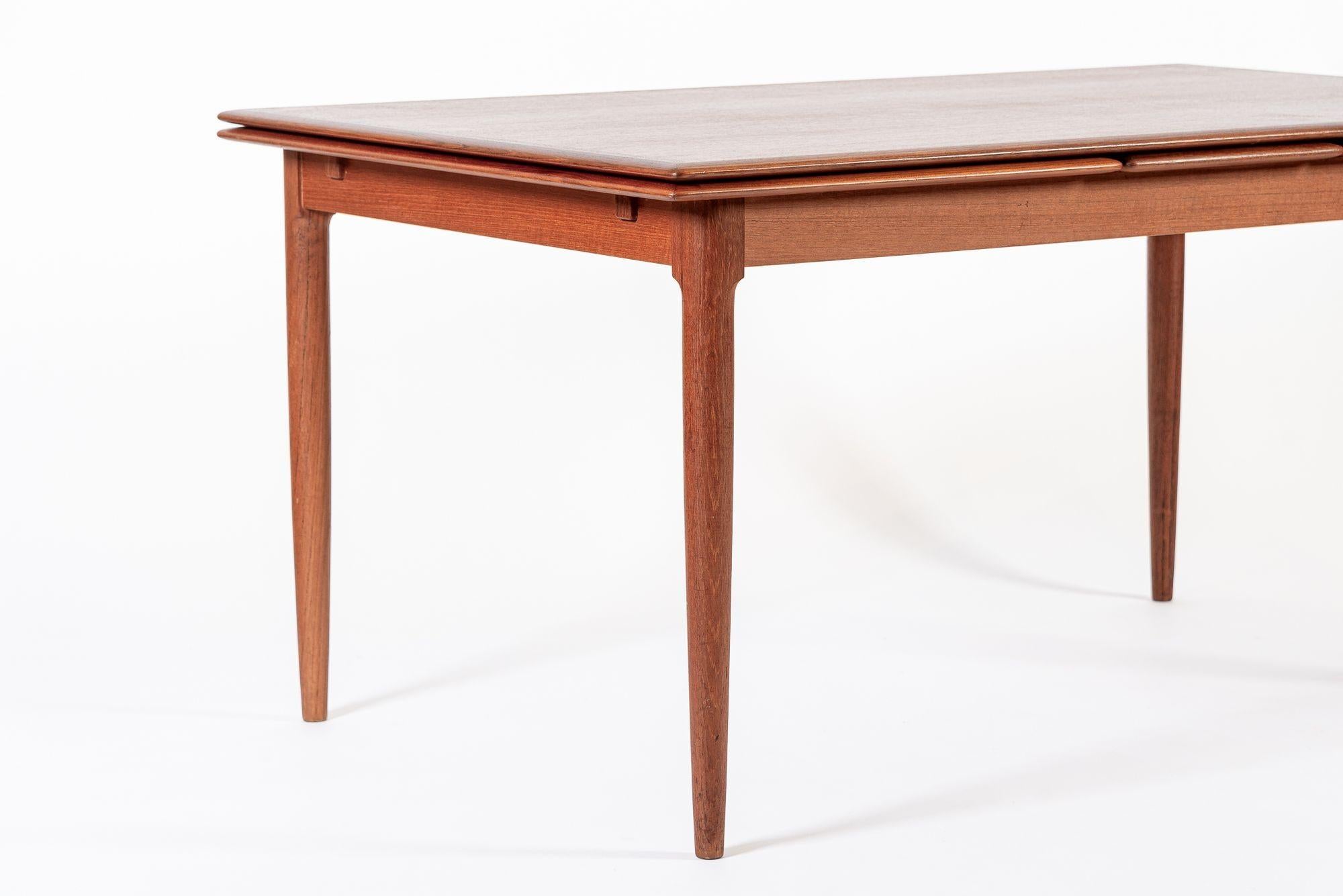 Mid Century Danish Teak Extension Dining Table by Kai Kristiansen (attr.) en Bueno estado para la venta en Detroit, MI